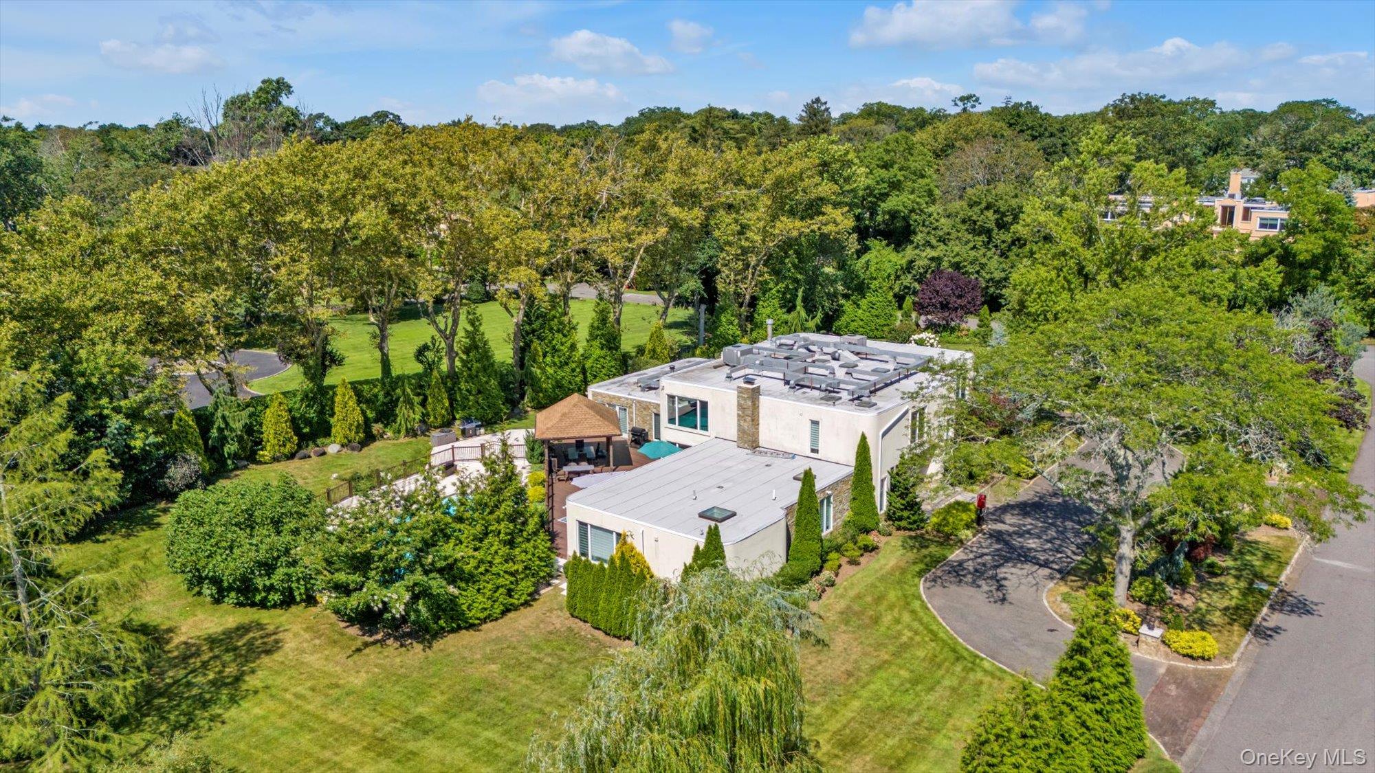 10 Macy Drive, Hewlett Bay Park, NY 11557