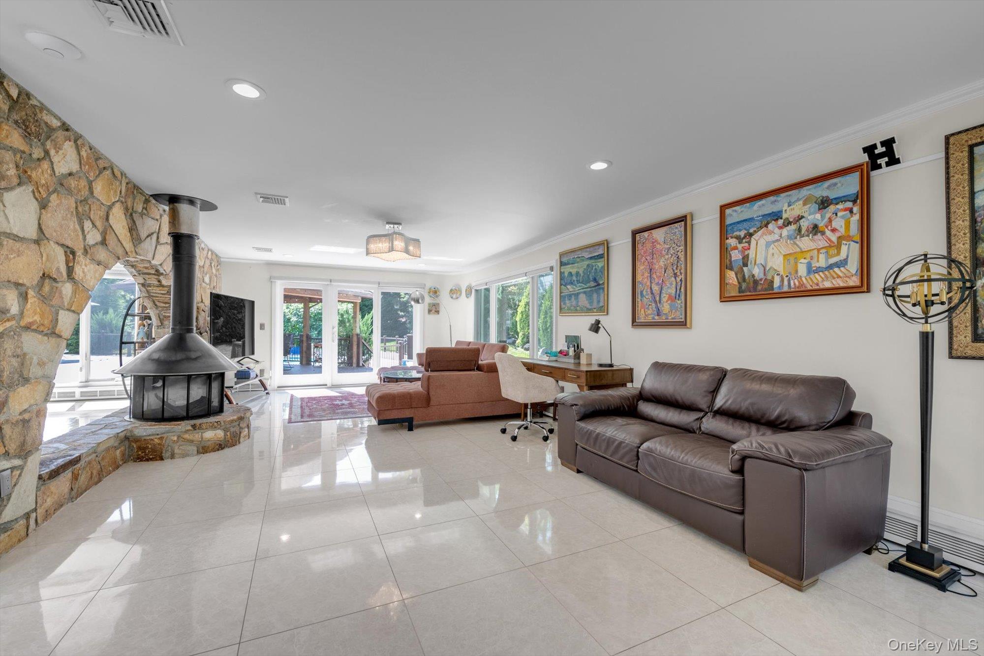 10 Macy Drive, Hewlett Bay Park, NY 11557