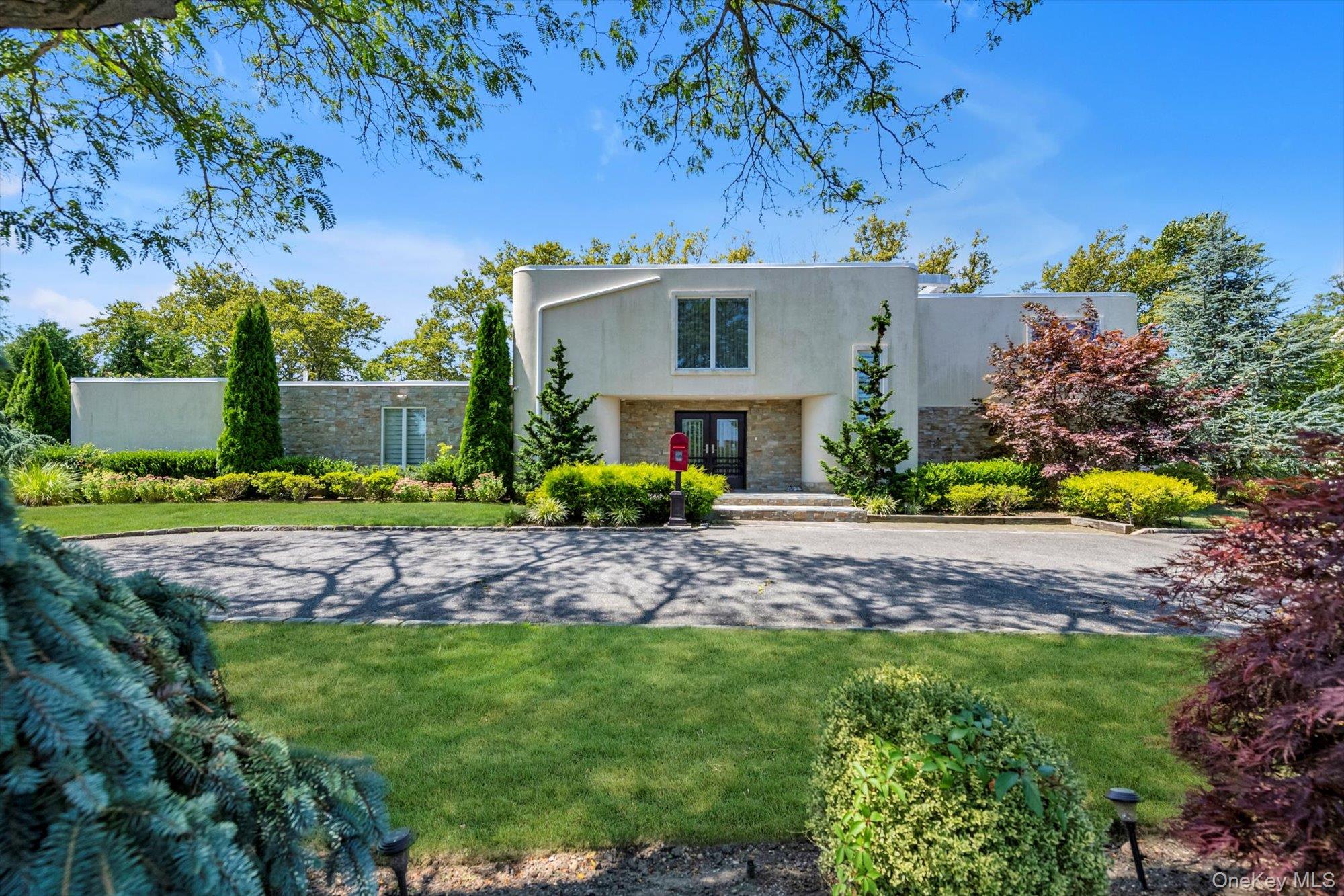 10 Macy Drive, Hewlett Bay Park, NY 11557