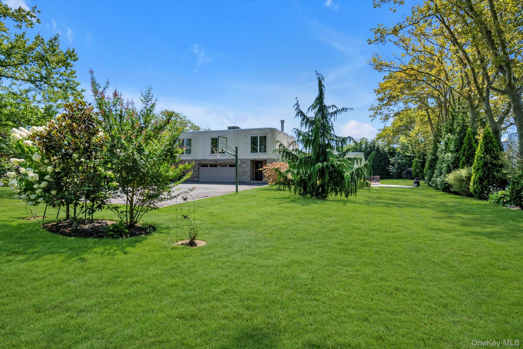 10 Macy Drive, Hewlett Bay Park, NY 11557