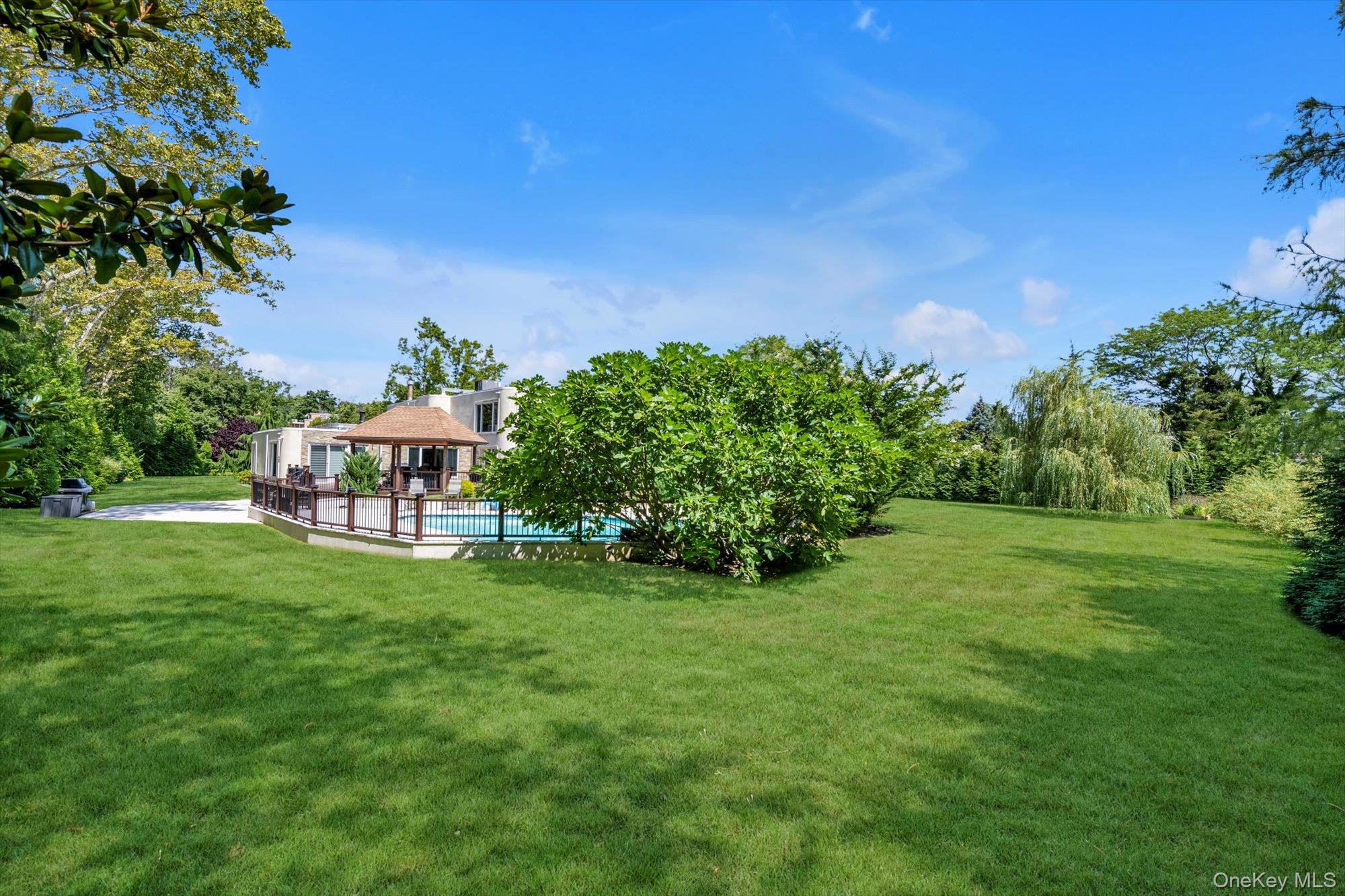 10 Macy Drive, Hewlett Bay Park, NY 11557