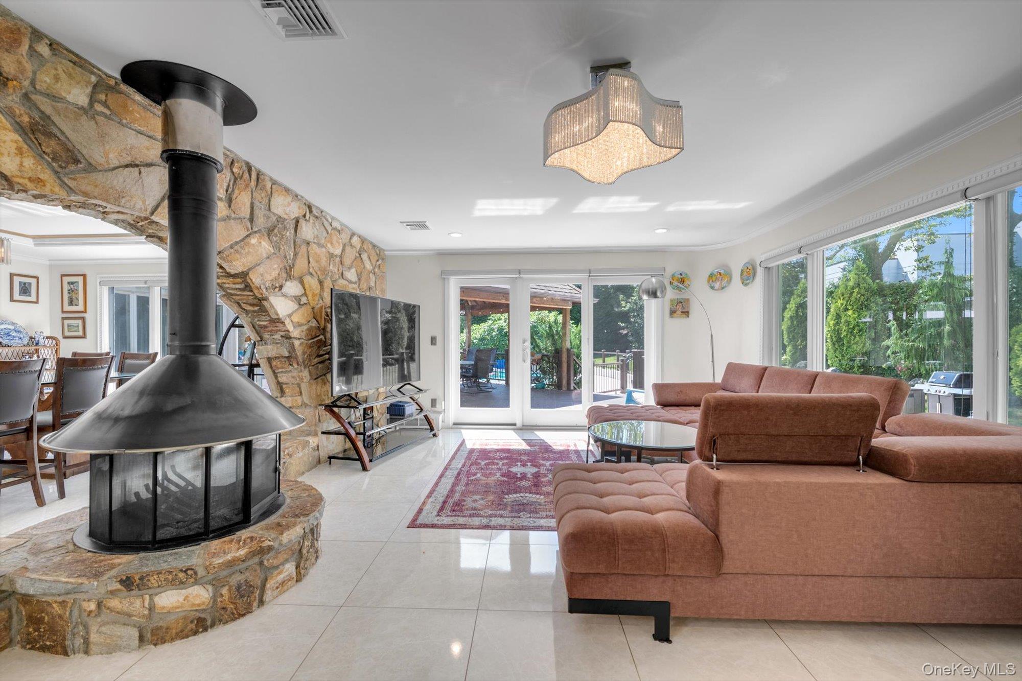 10 Macy Drive, Hewlett Bay Park, NY 11557