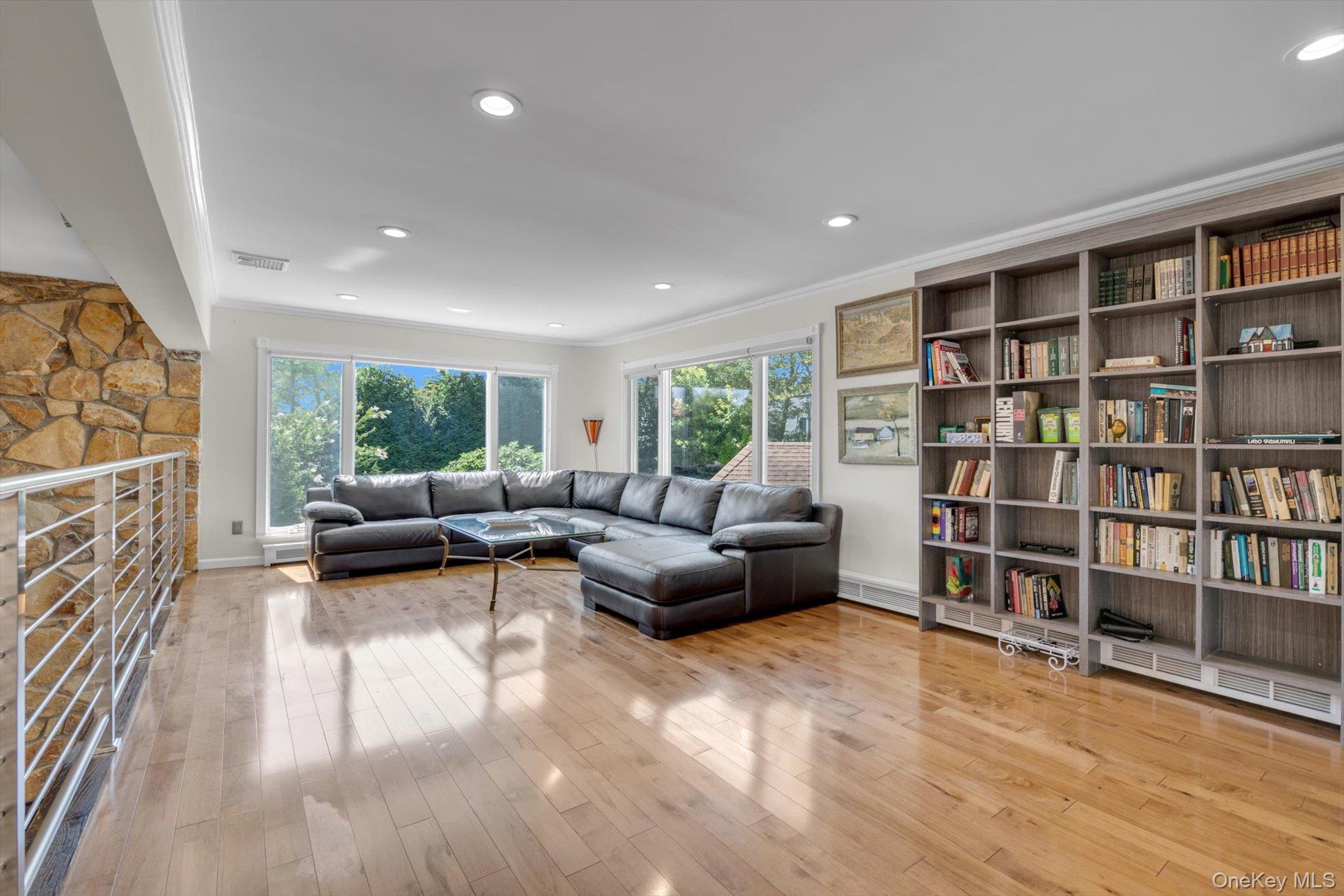 10 Macy Drive, Hewlett Bay Park, NY 11557