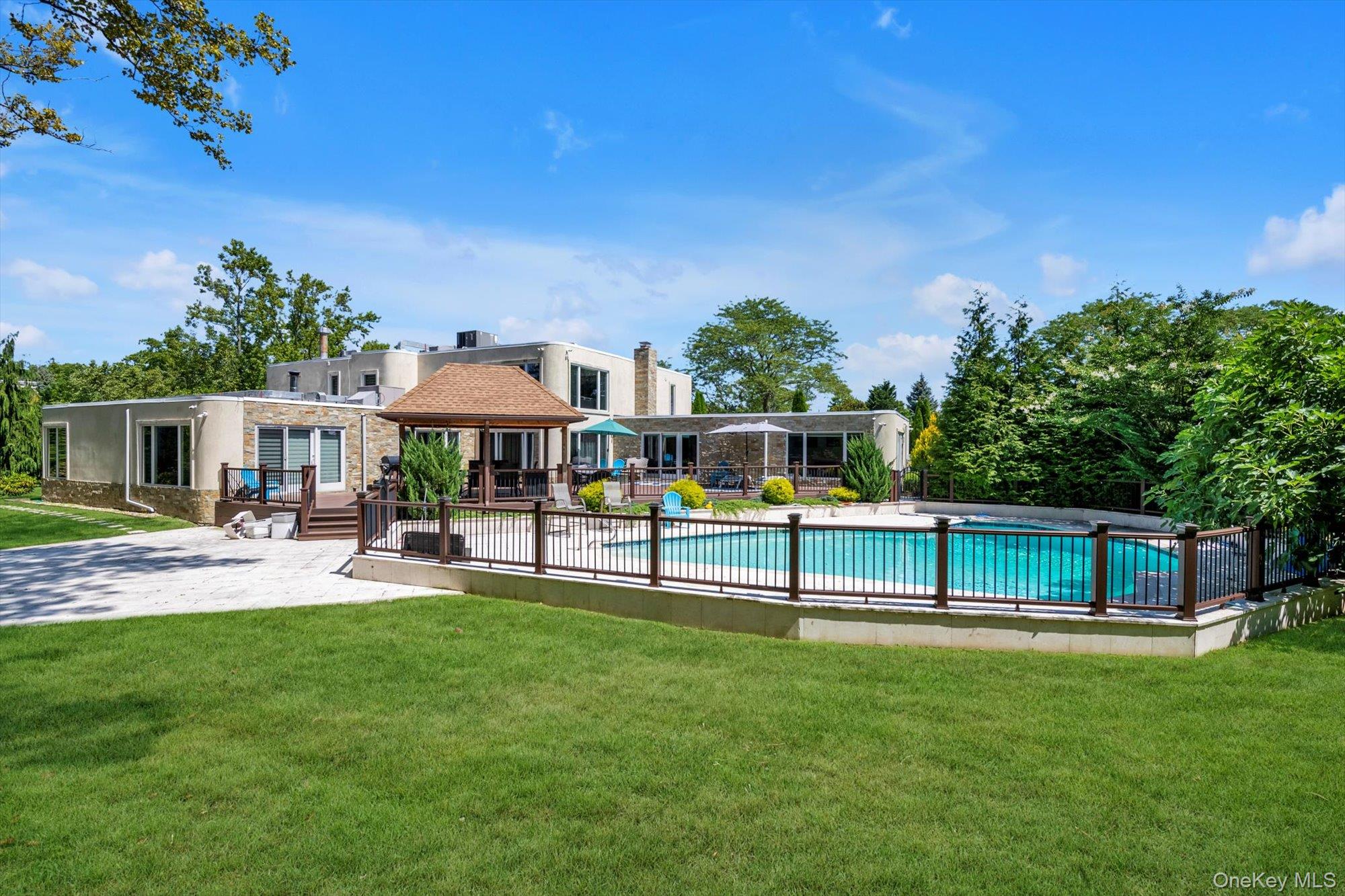 10 Macy Drive, Hewlett Bay Park, NY 11557