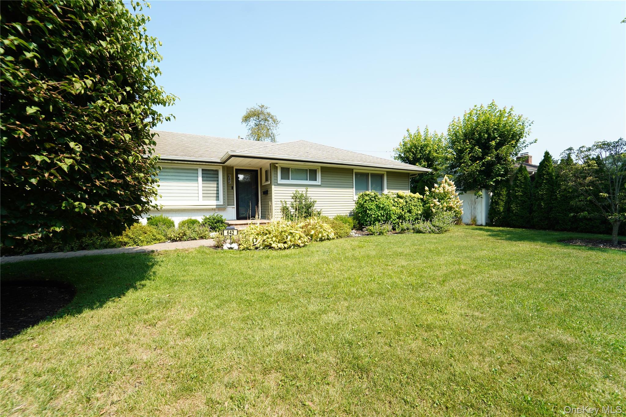 642 Salisbury Park Drive, Westbury, NY 11590