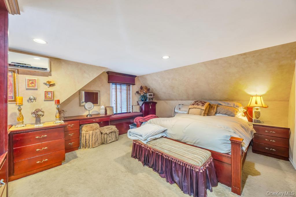 32 Albert Street, Hicksville, NY 11801