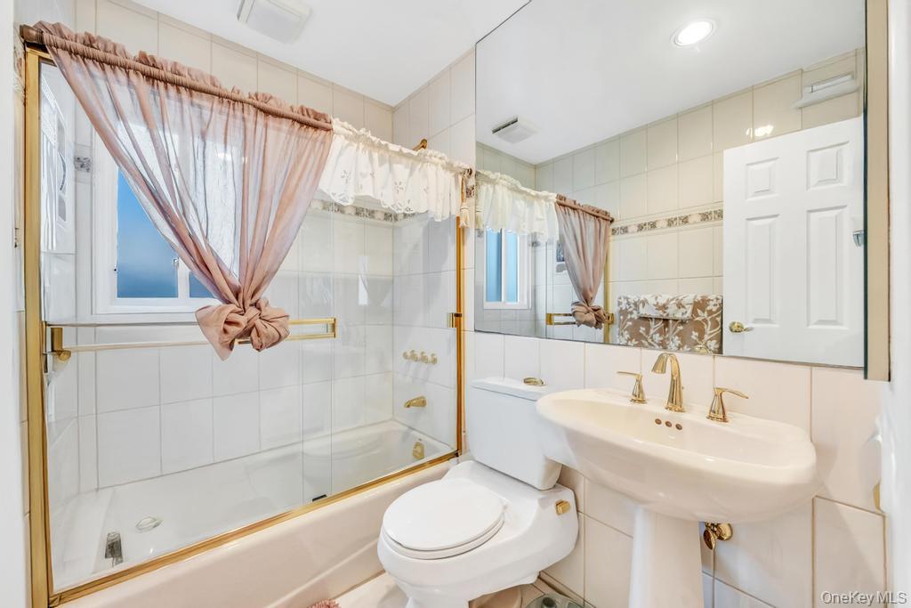 32 Albert Street, Hicksville, NY 11801