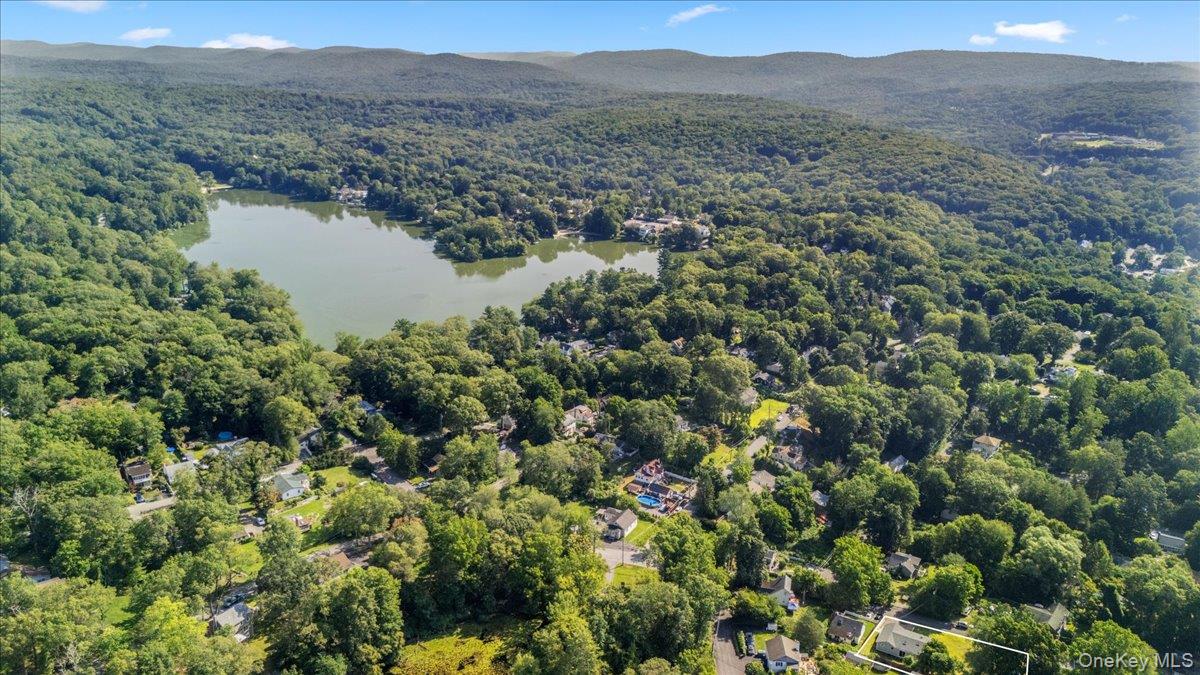 5 Spruce Street, Lake Peekskill, NY 10537