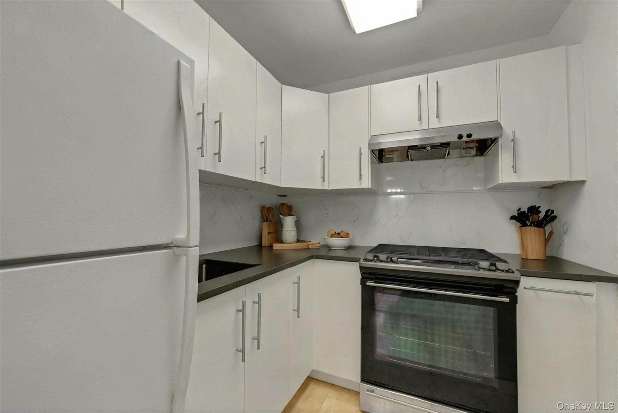 401 E 86 # 8D, New York (Manhattan), NY 10028
