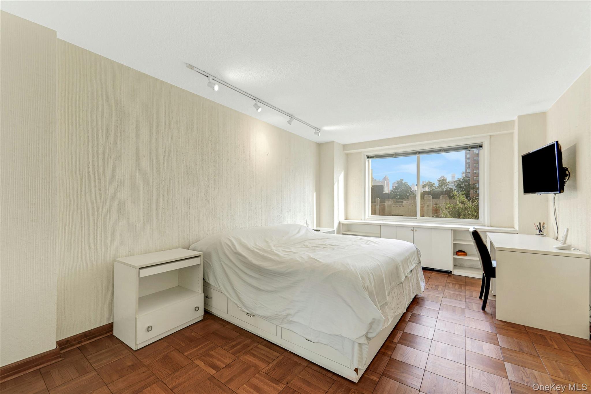 401 E 86 # 8D, New York (Manhattan), NY 10028