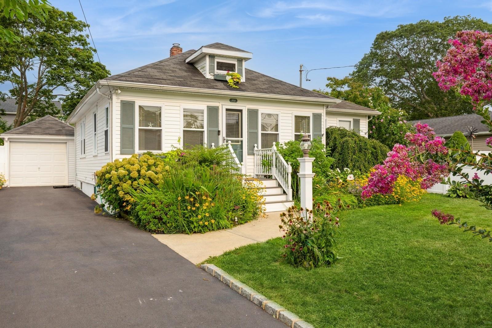 109 Roosevelt Avenue, Sayville, NY 11782