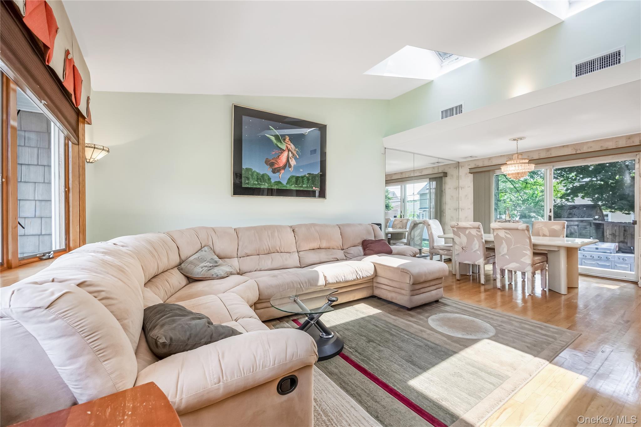 10 Saxon Road, Farmingdale, NY 11735