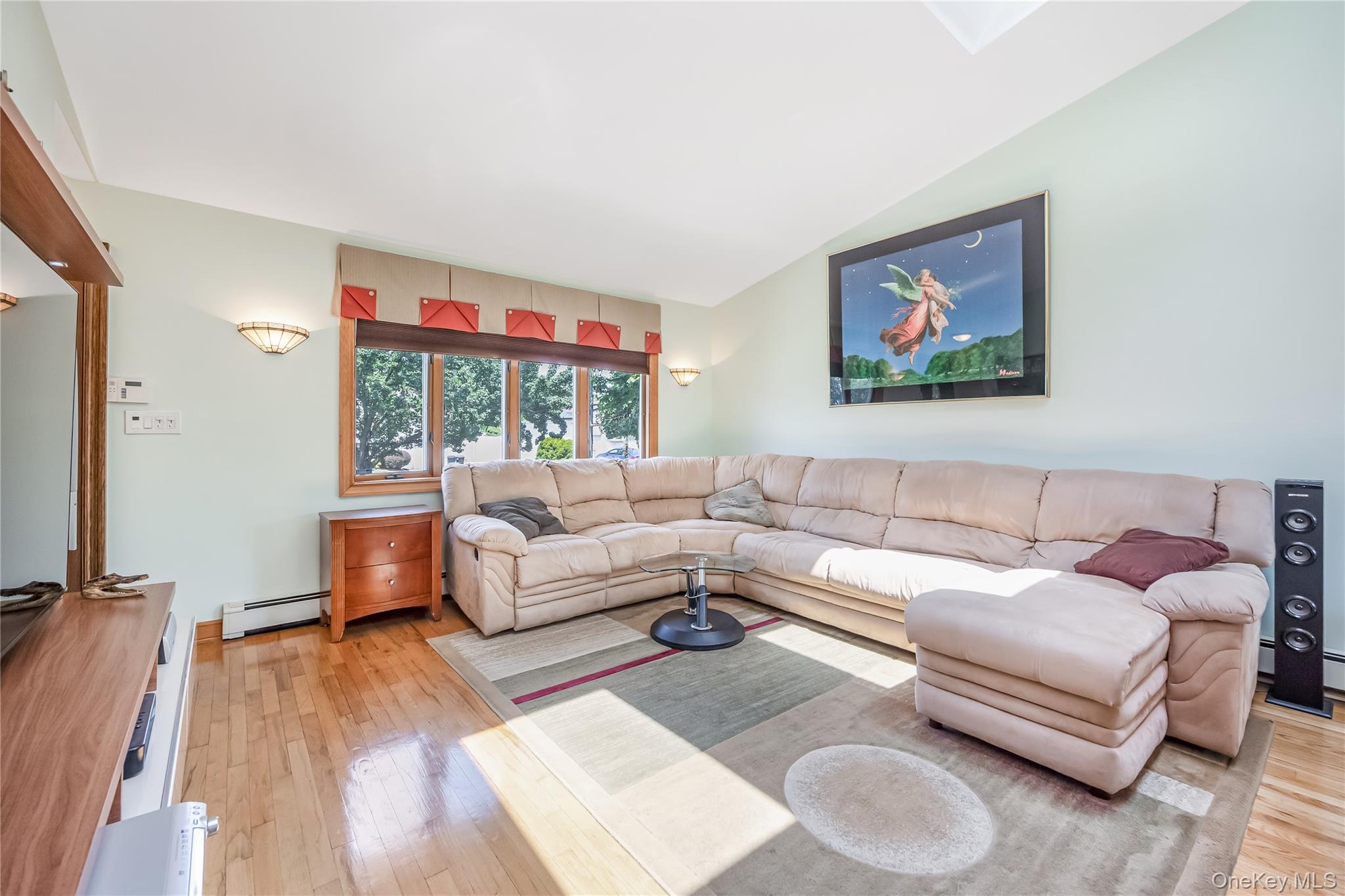 10 Saxon Road, Farmingdale, NY 11735