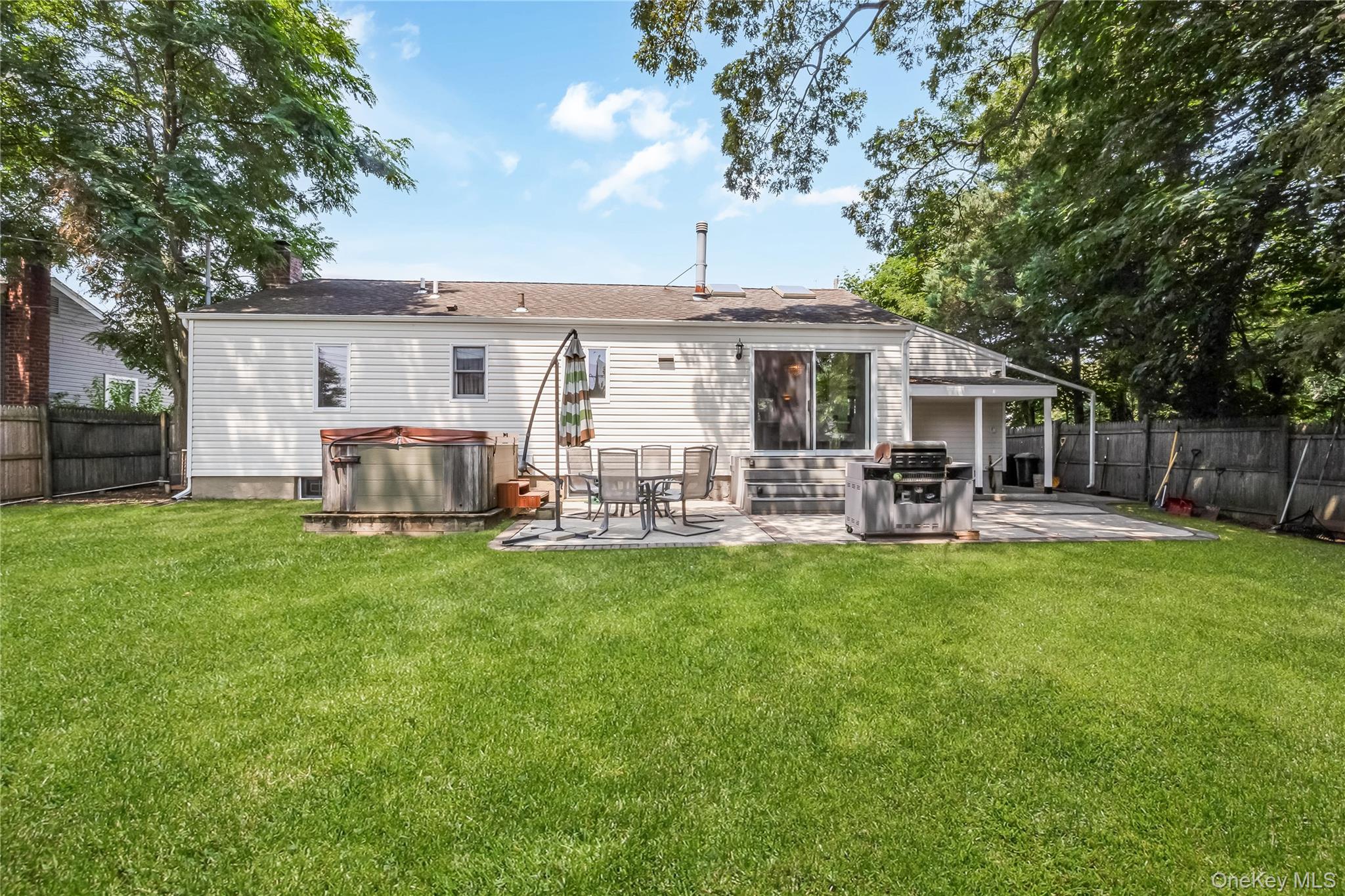 10 Saxon Road, Farmingdale, NY 11735