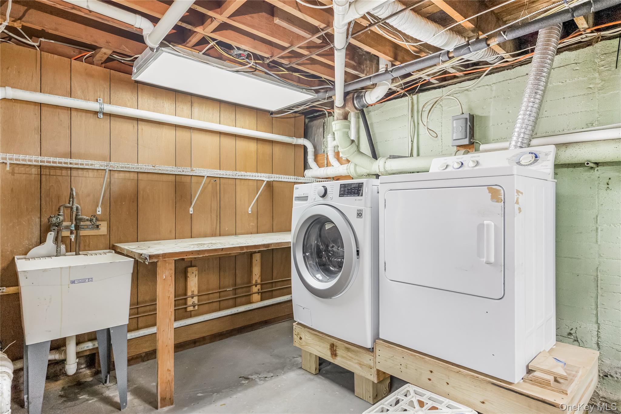 10 Saxon Road, Farmingdale, NY 11735