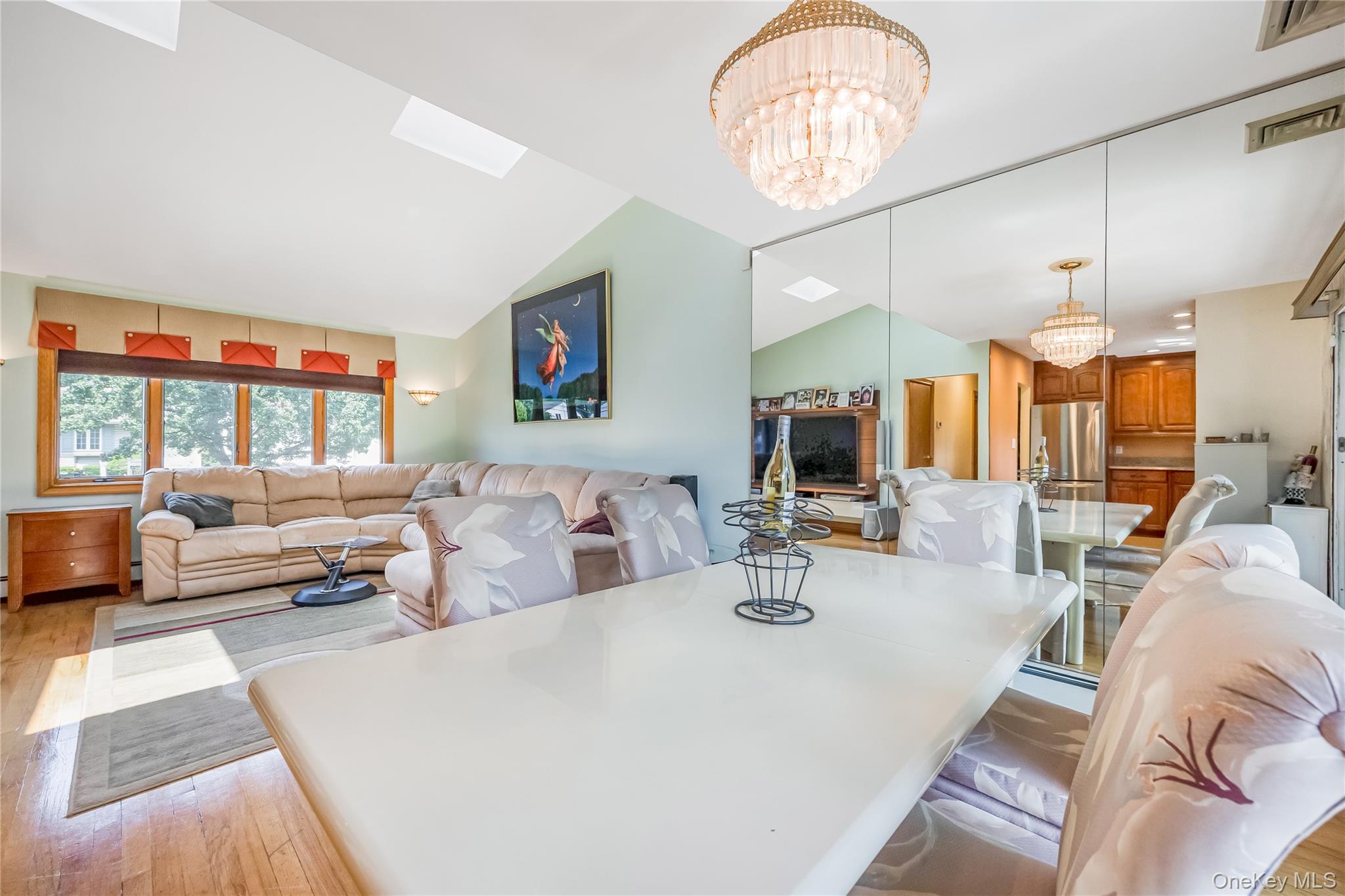 10 Saxon Road, Farmingdale, NY 11735