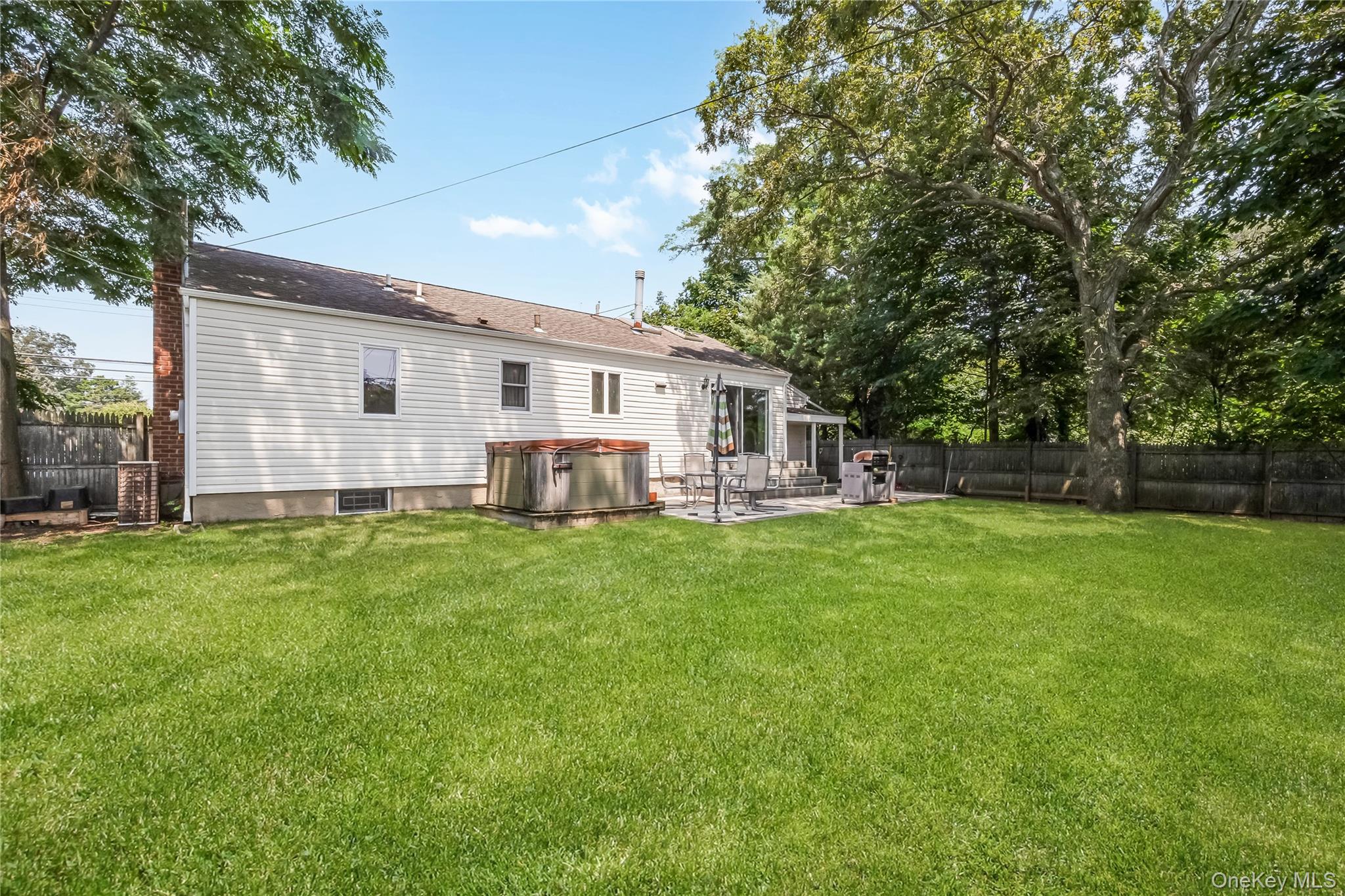 10 Saxon Road, Farmingdale, NY 11735