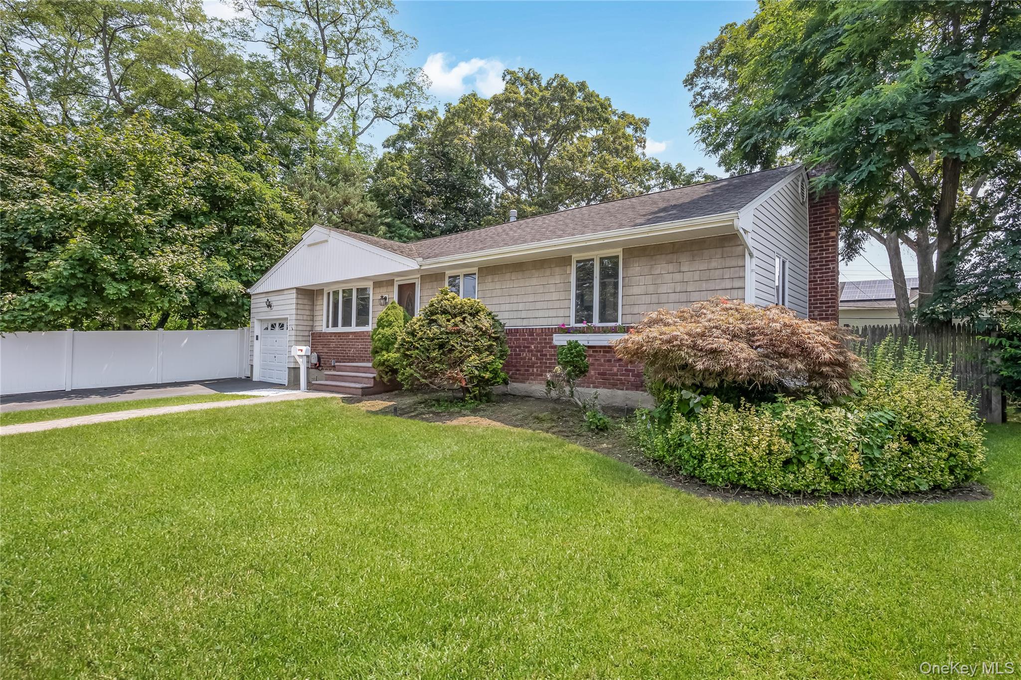 10 Saxon Road, Farmingdale, NY 11735