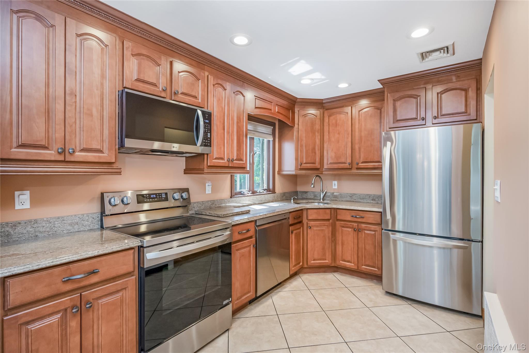 10 Saxon Road, Farmingdale, NY 11735