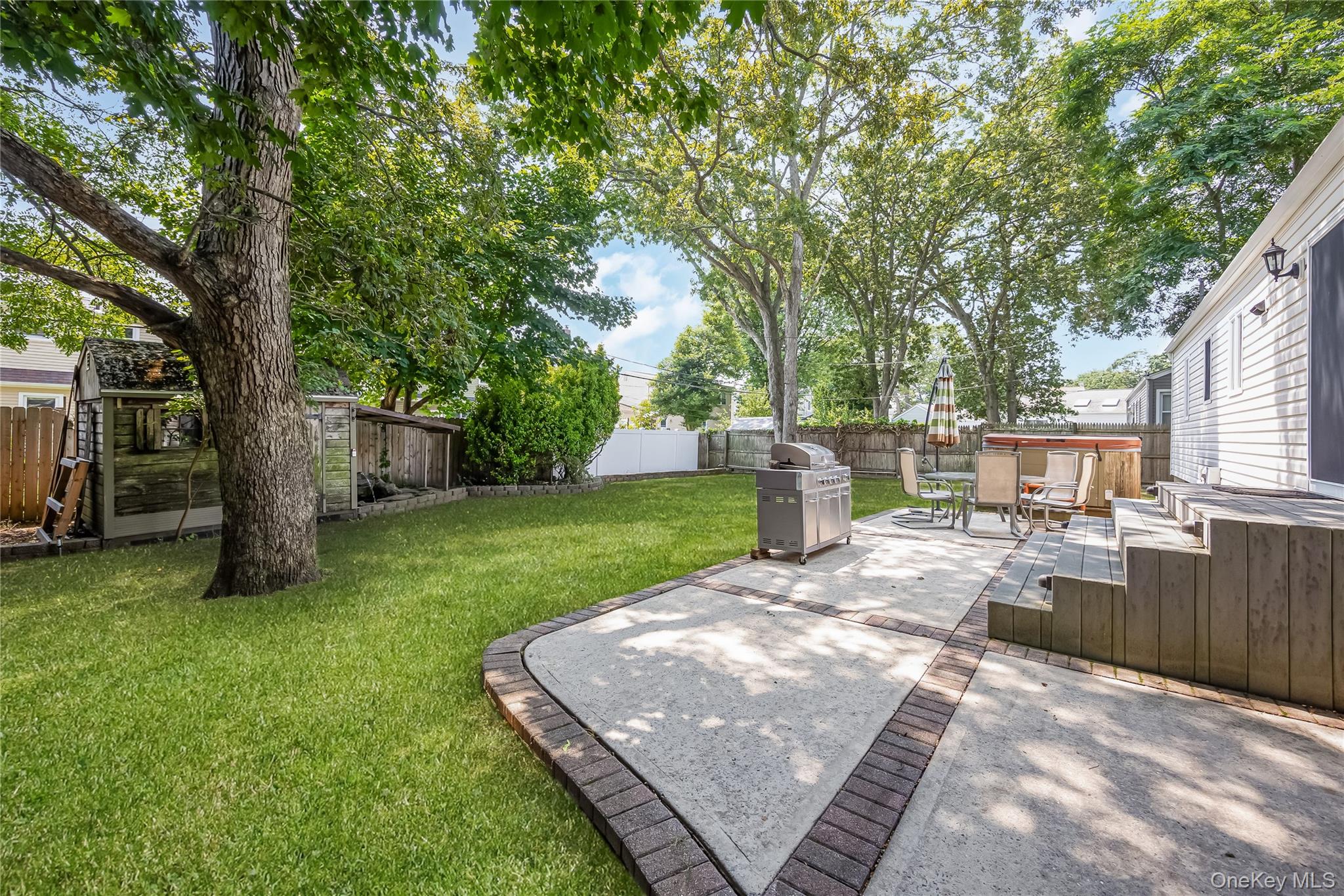 10 Saxon Road, Farmingdale, NY 11735