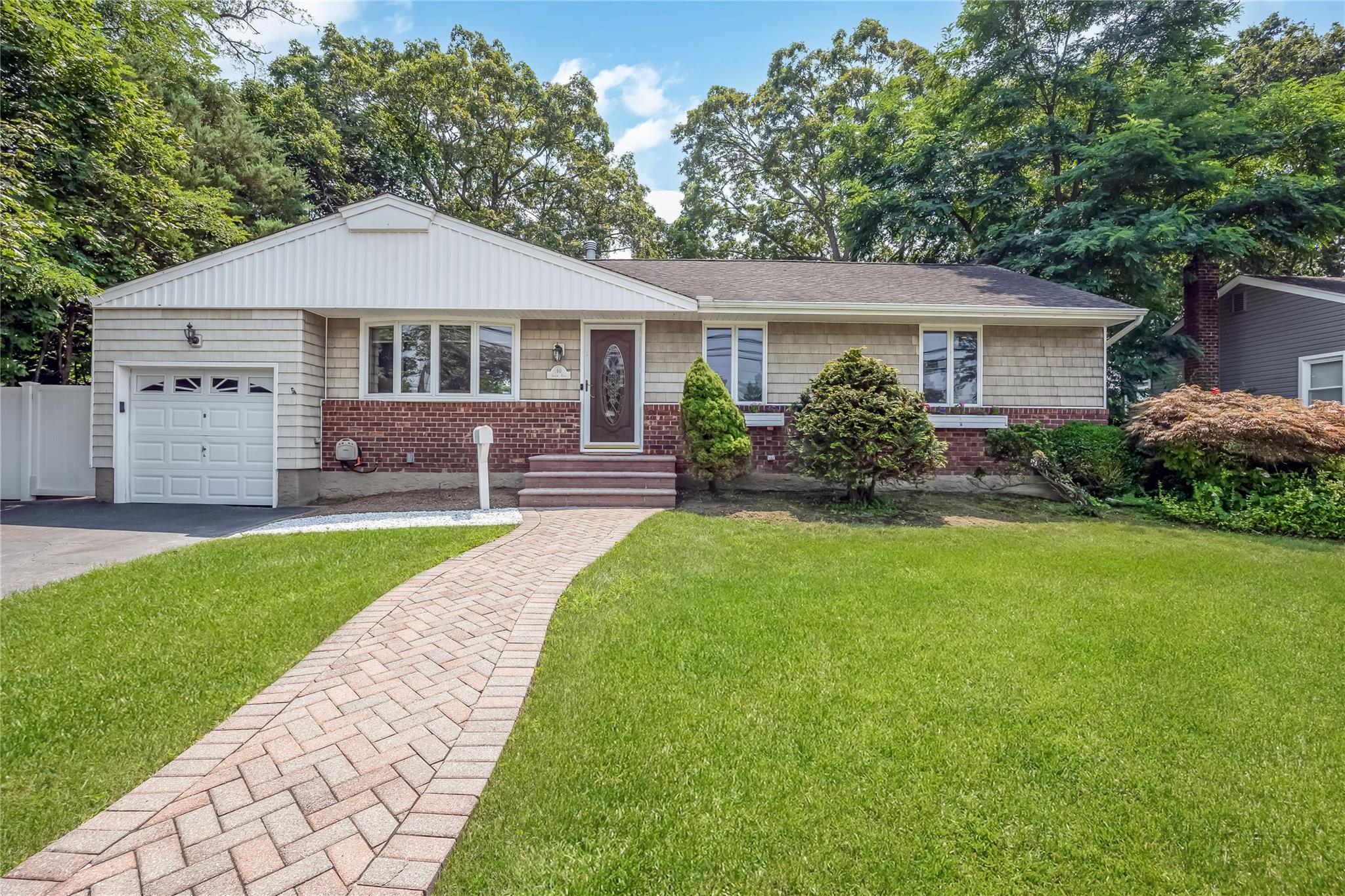 10 Saxon Road, Farmingdale, NY 11735