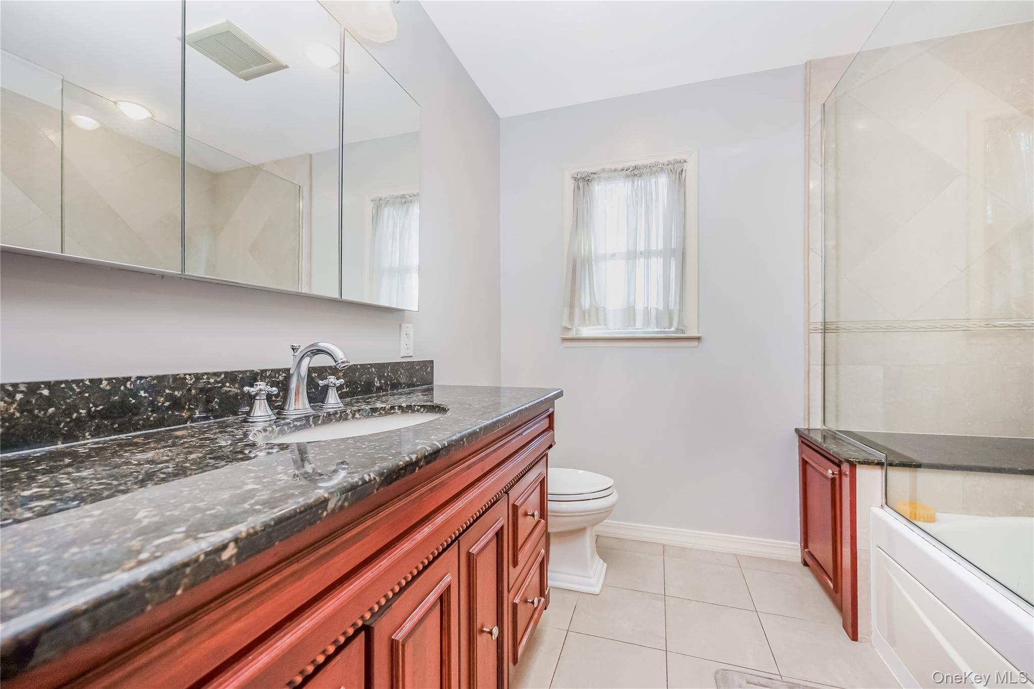 10 Saxon Road, Farmingdale, NY 11735