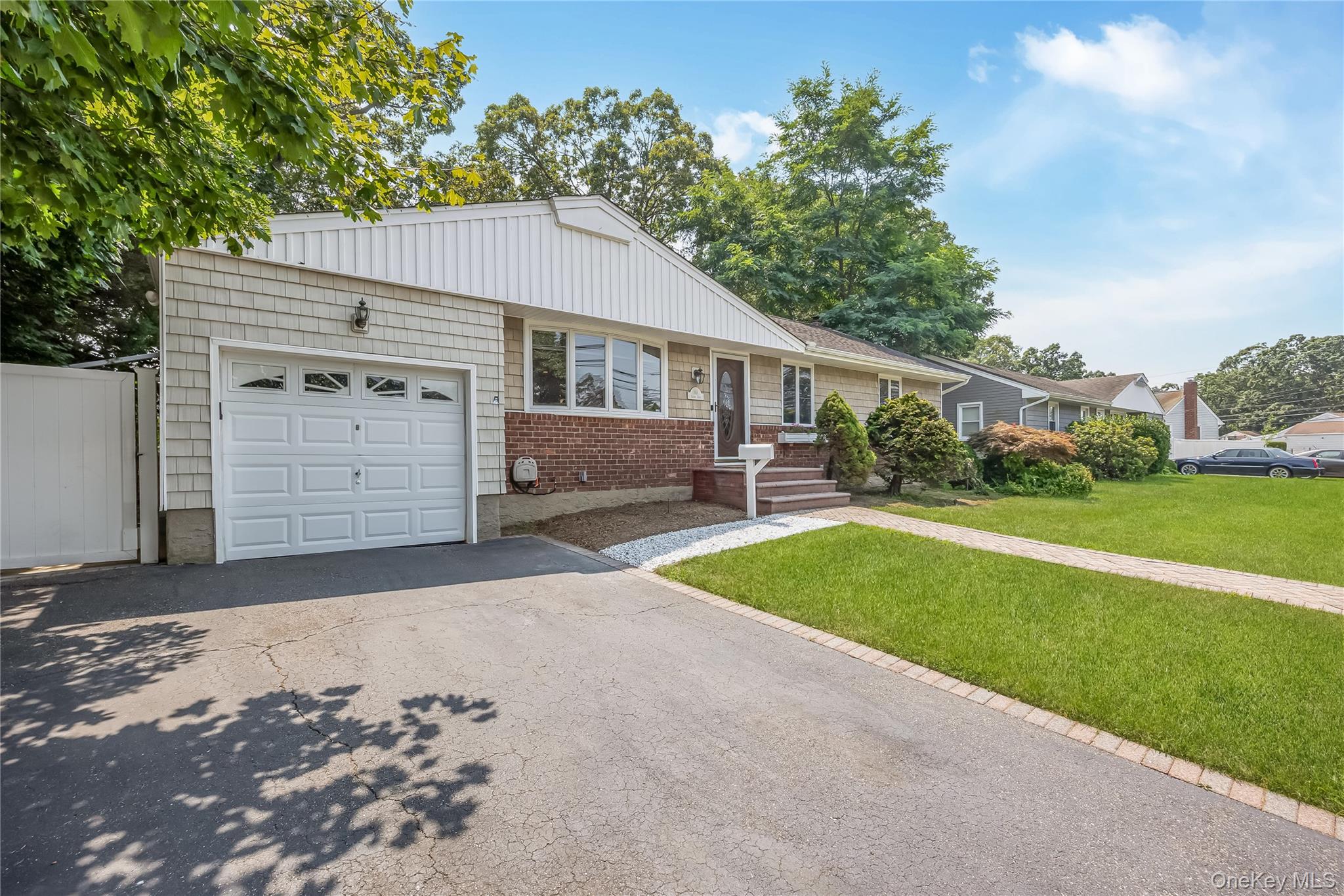 10 Saxon Road, Farmingdale, NY 11735