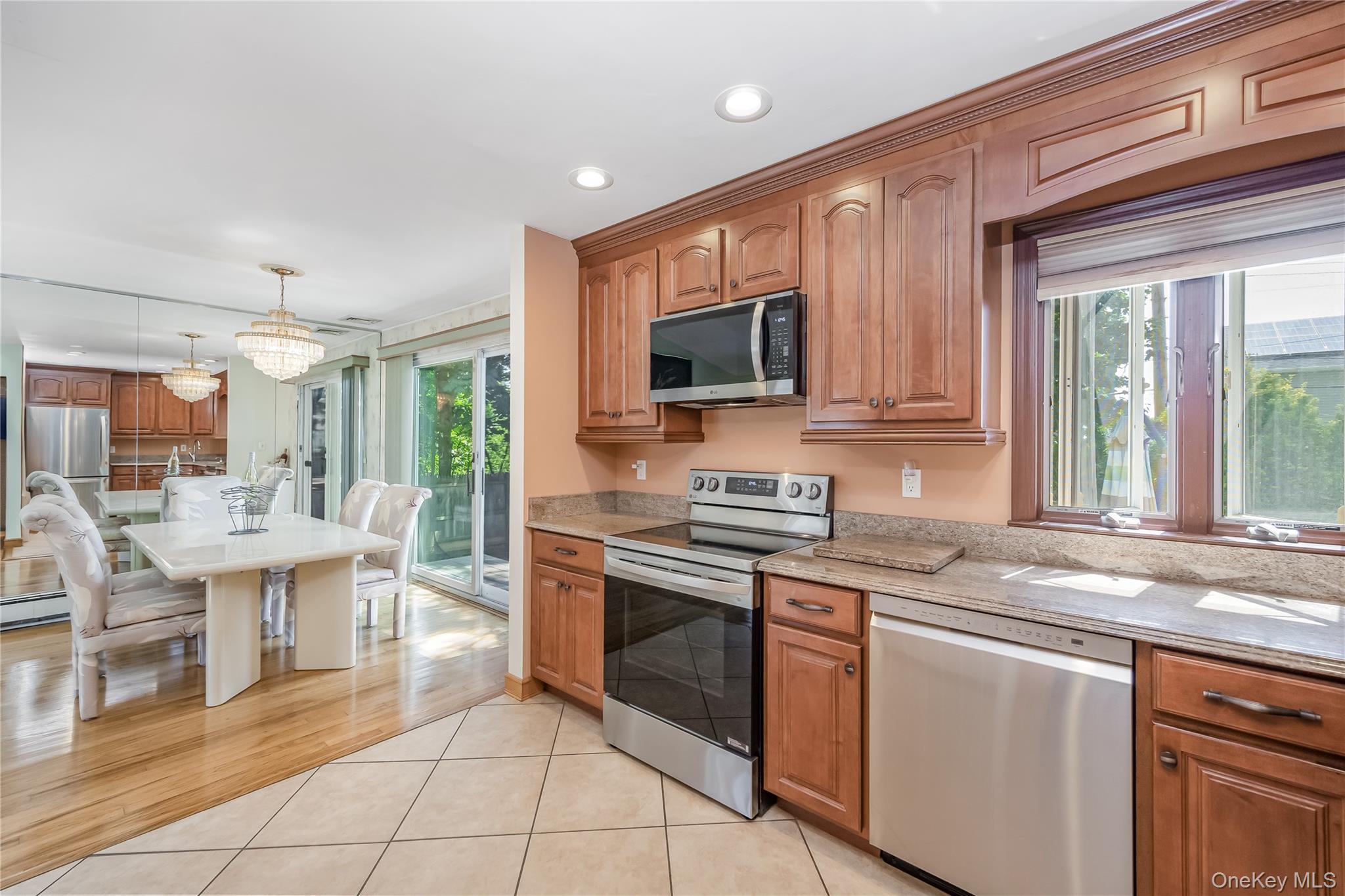 10 Saxon Road, Farmingdale, NY 11735