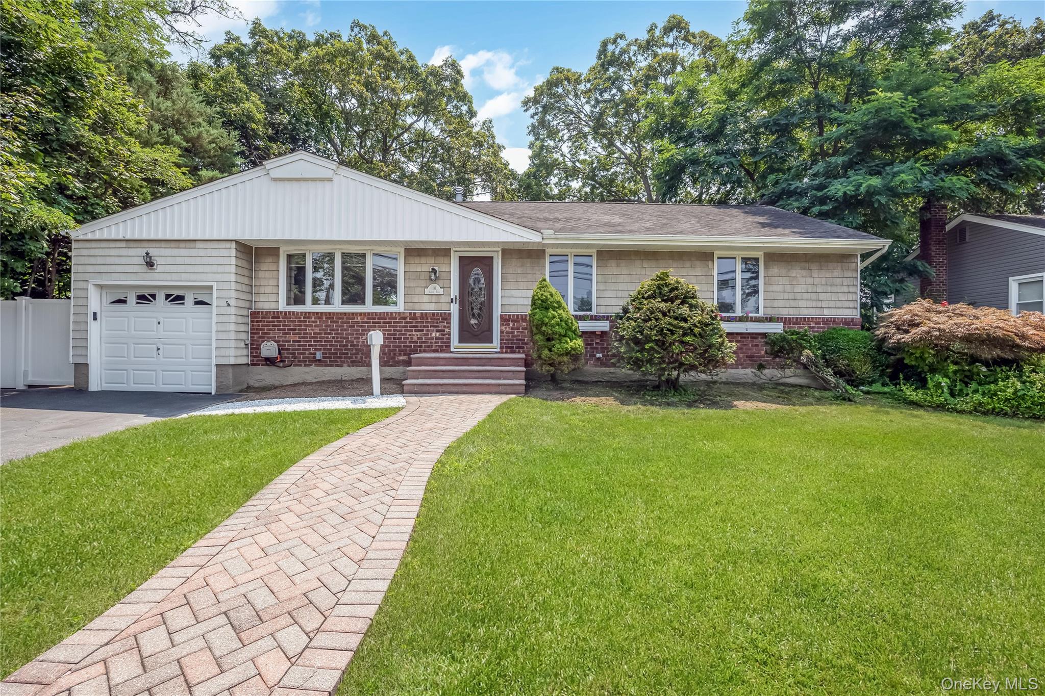 10 Saxon Road, Farmingdale, NY 11735