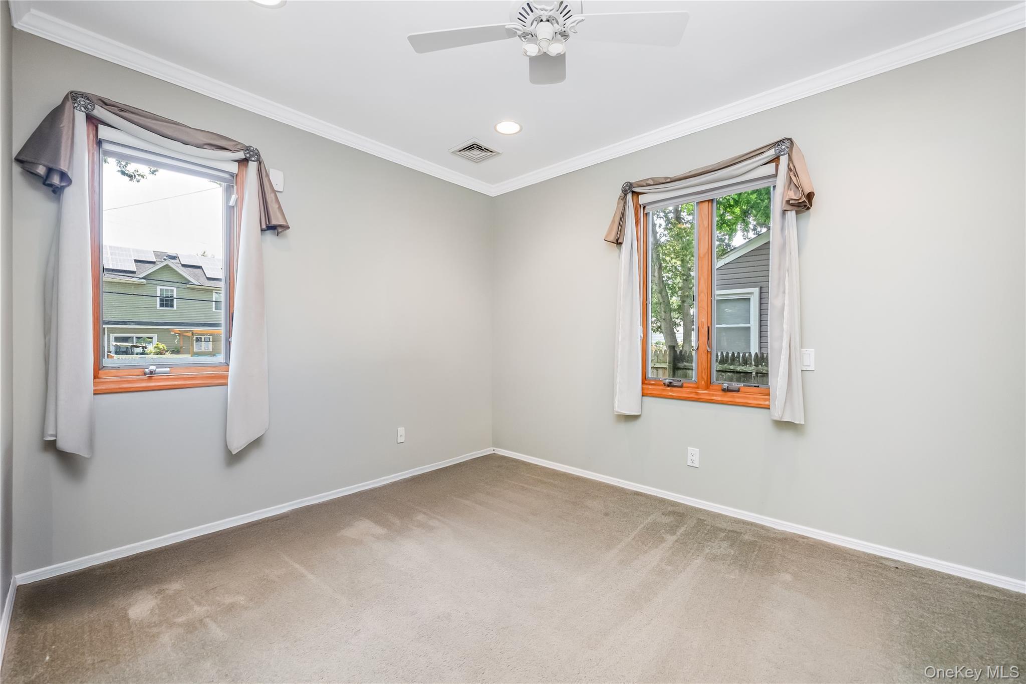 10 Saxon Road, Farmingdale, NY 11735