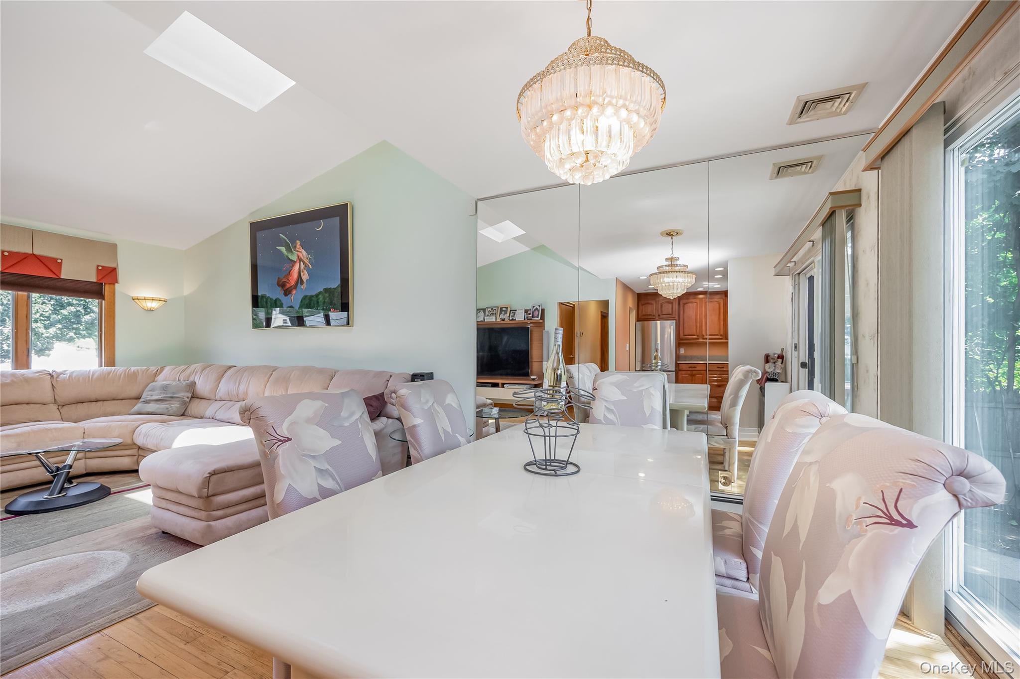 10 Saxon Road, Farmingdale, NY 11735