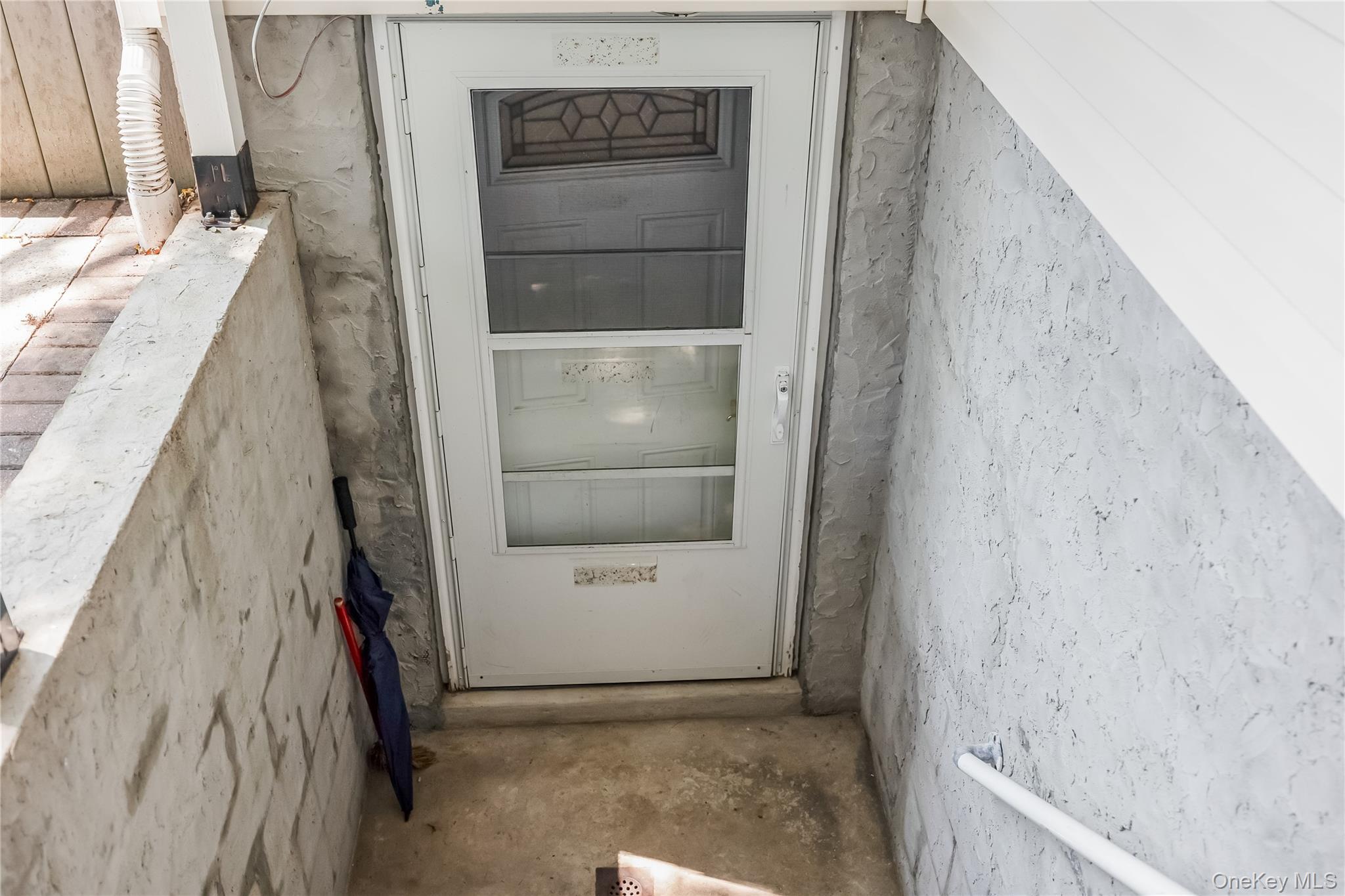 10 Saxon Road, Farmingdale, NY 11735