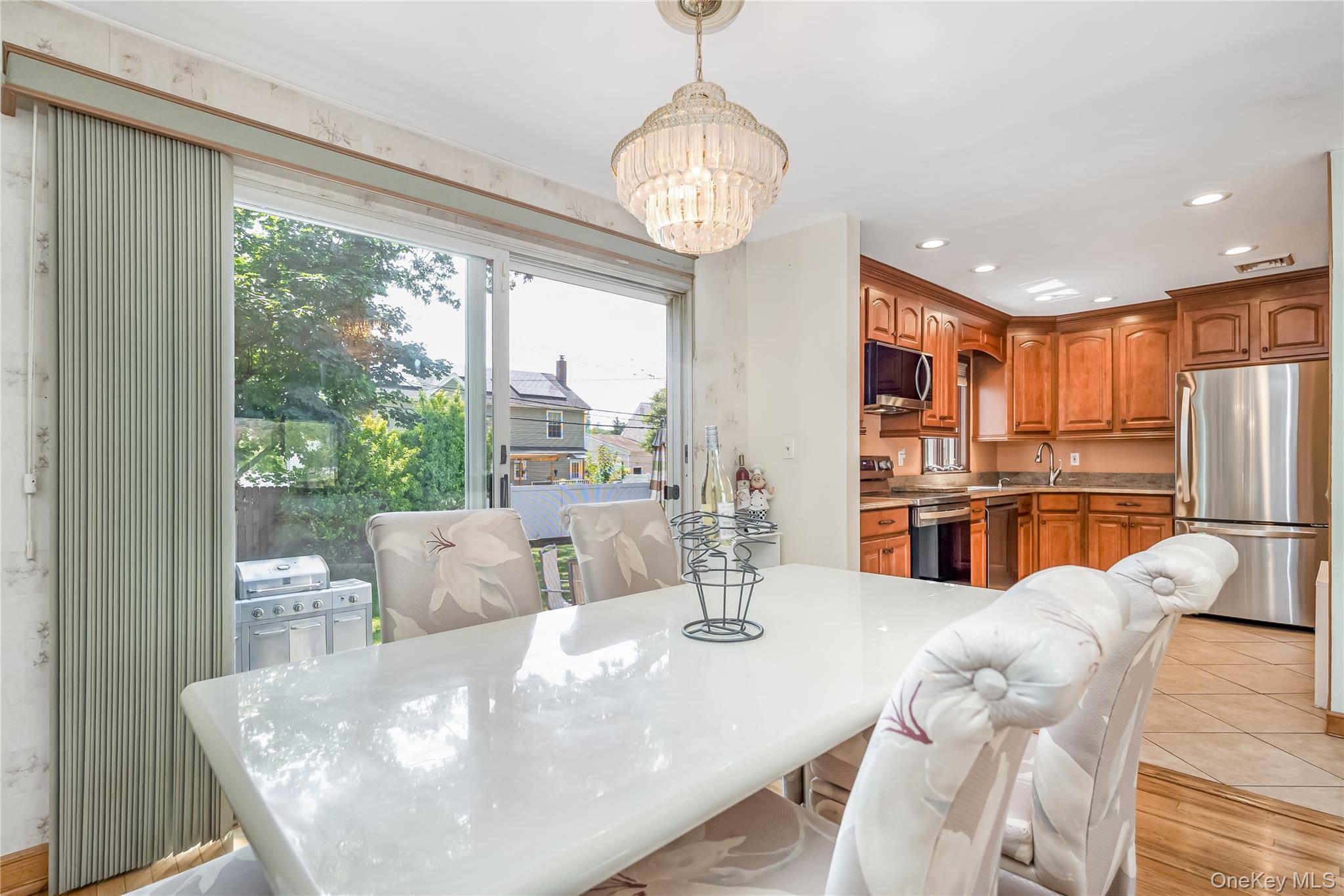 10 Saxon Road, Farmingdale, NY 11735