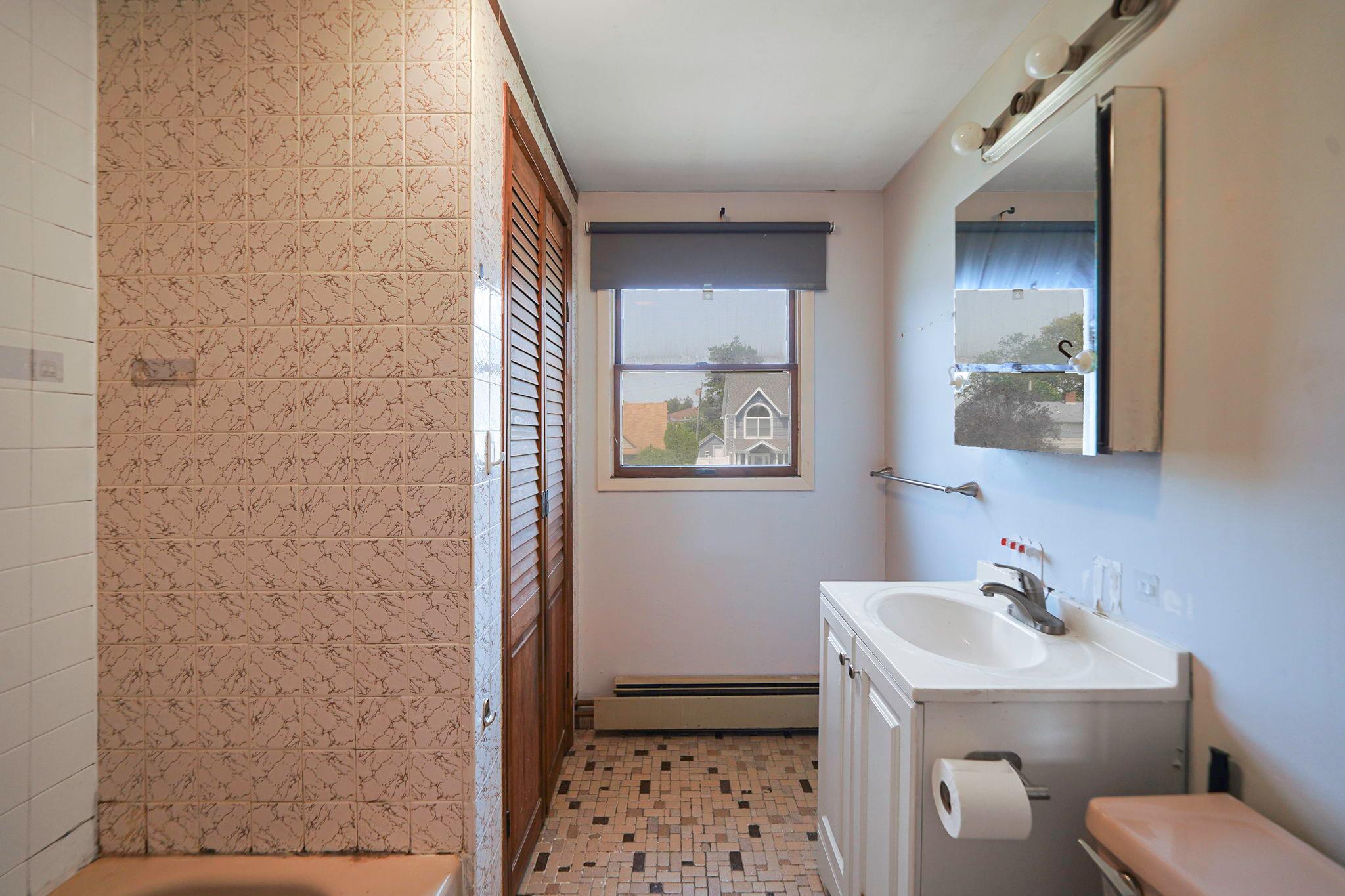 16 Winter Lane, Hicksville, NY 11801