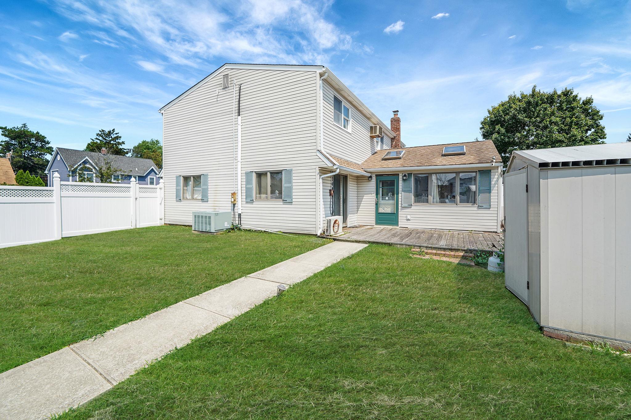 16 Winter Lane, Hicksville, NY 11801