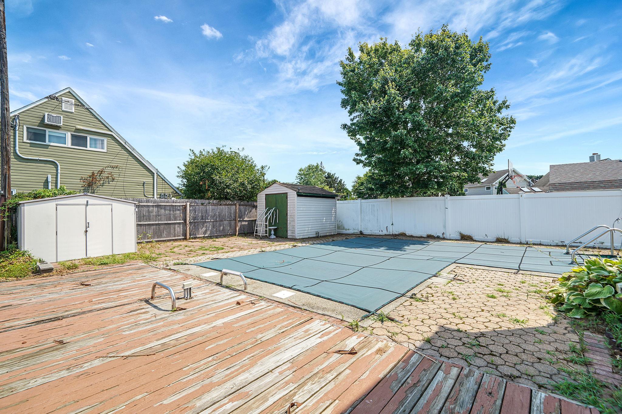 16 Winter Lane, Hicksville, NY 11801