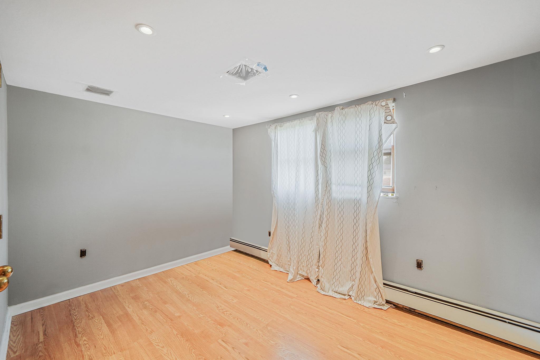 16 Winter Lane, Hicksville, NY 11801