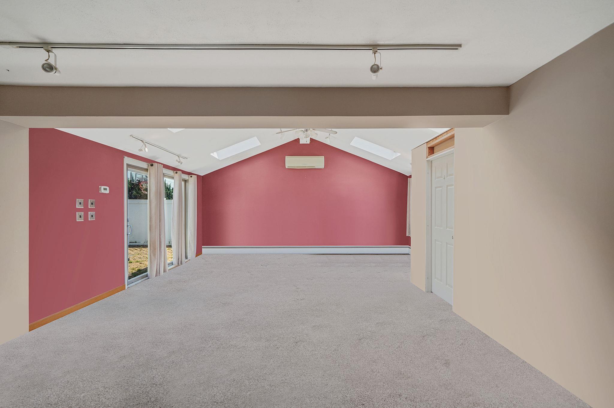 16 Winter Lane, Hicksville, NY 11801