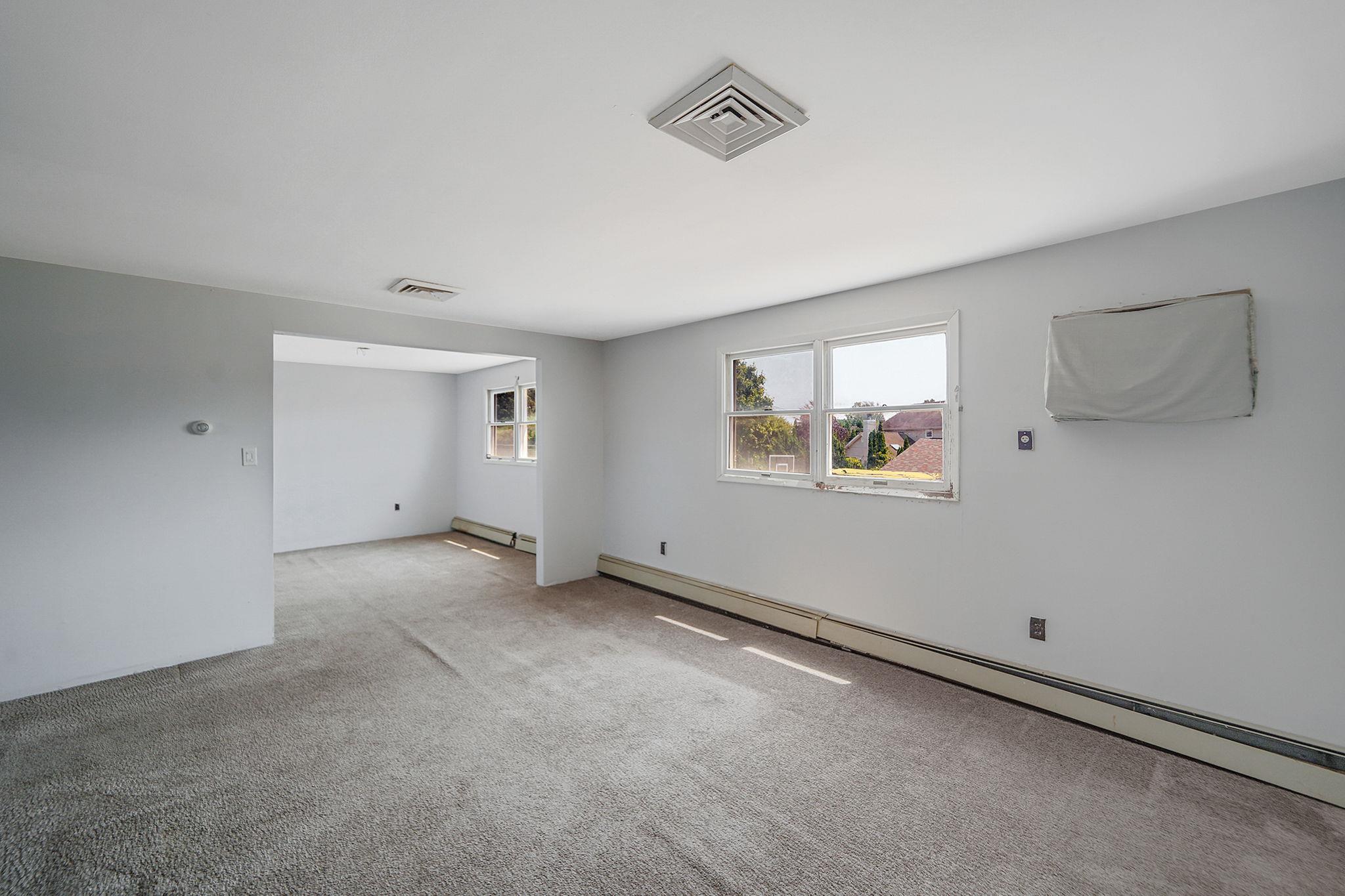 16 Winter Lane, Hicksville, NY 11801