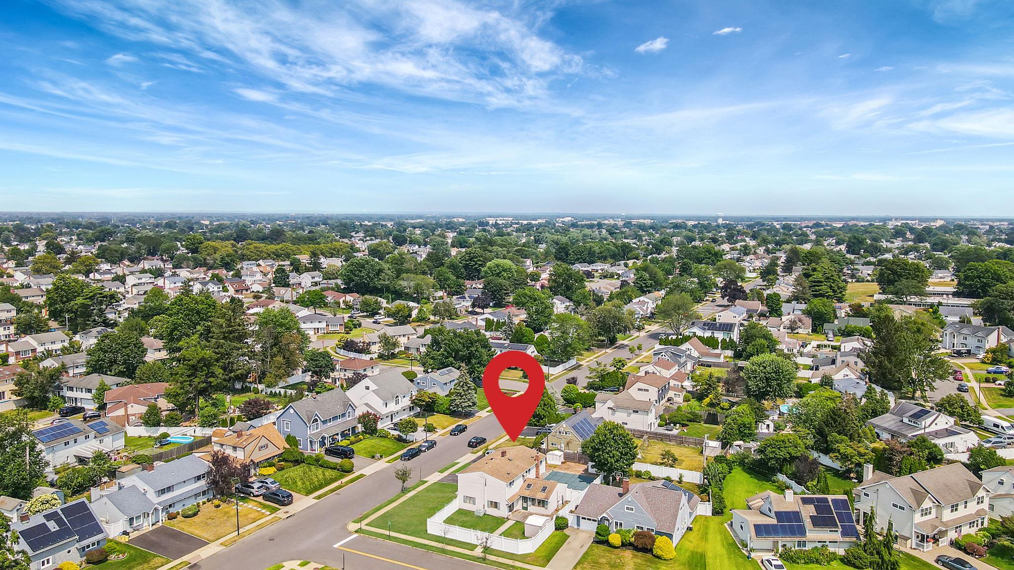 16 Winter Lane, Hicksville, NY 11801