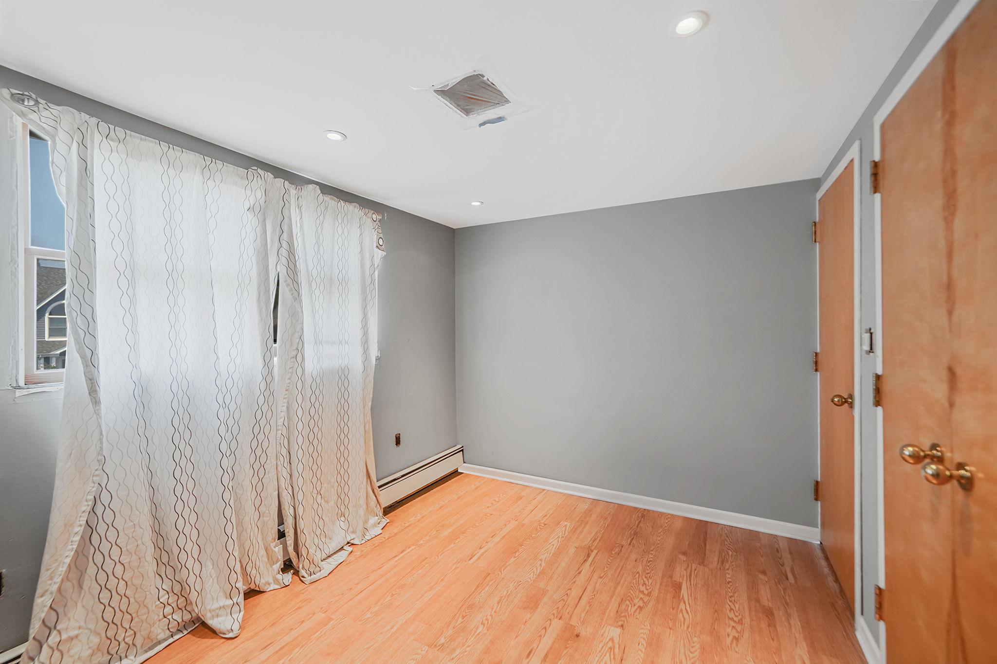 16 Winter Lane, Hicksville, NY 11801