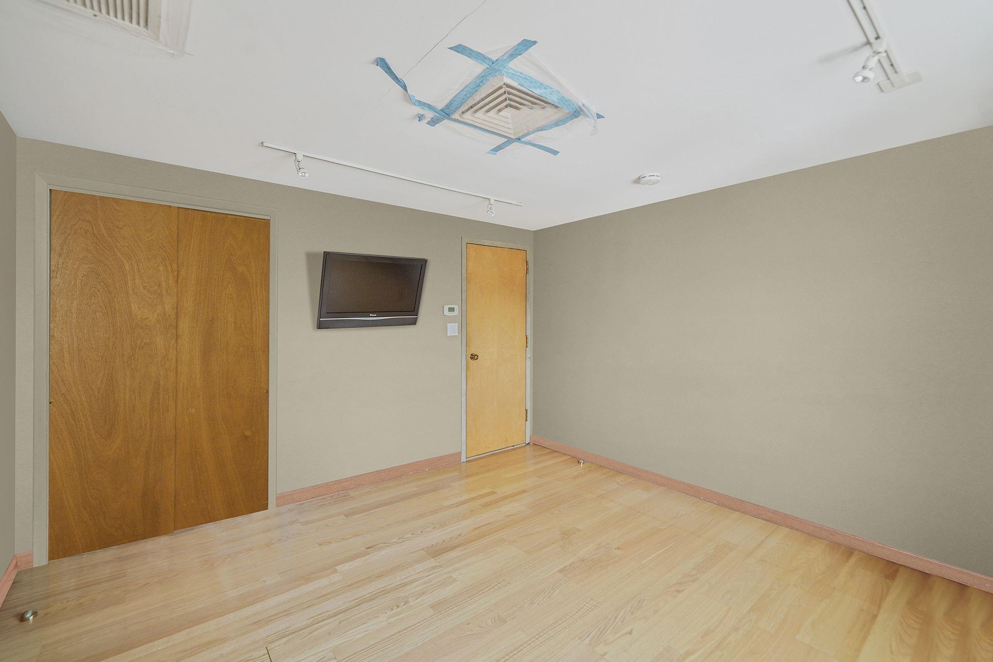 16 Winter Lane, Hicksville, NY 11801