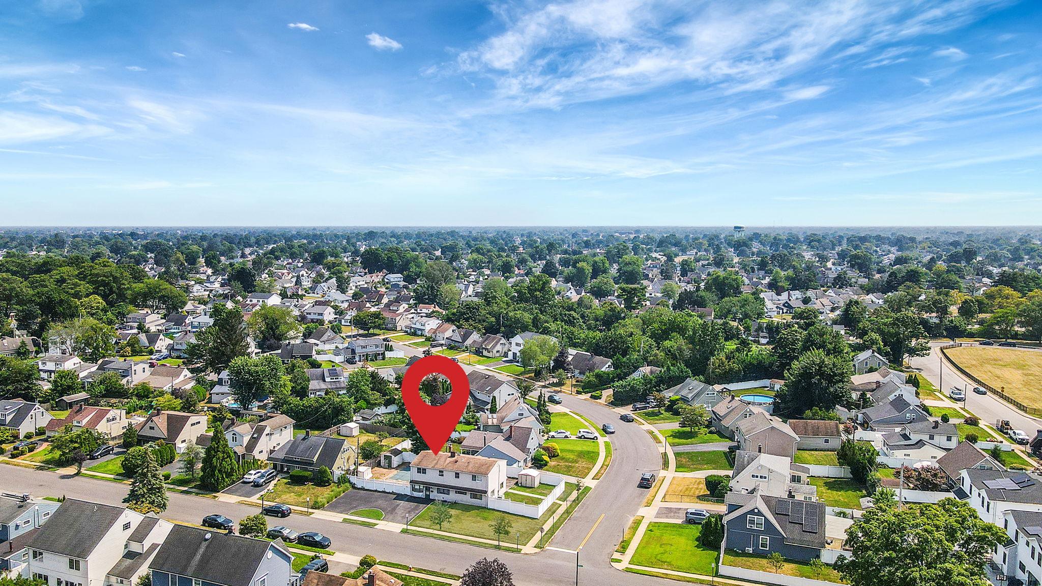 16 Winter Lane, Hicksville, NY 11801