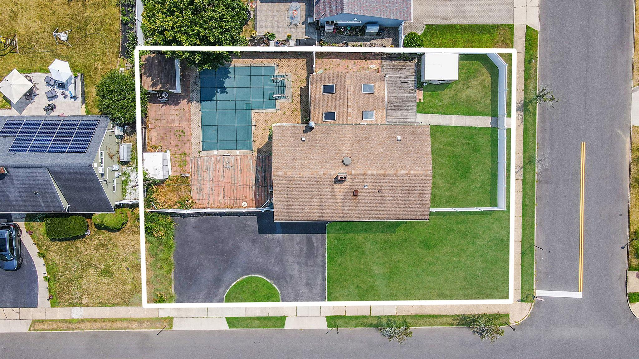 16 Winter Lane, Hicksville, NY 11801