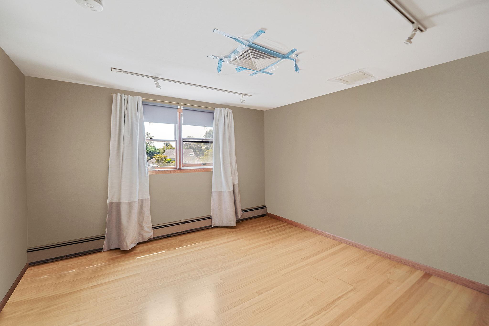 16 Winter Lane, Hicksville, NY 11801