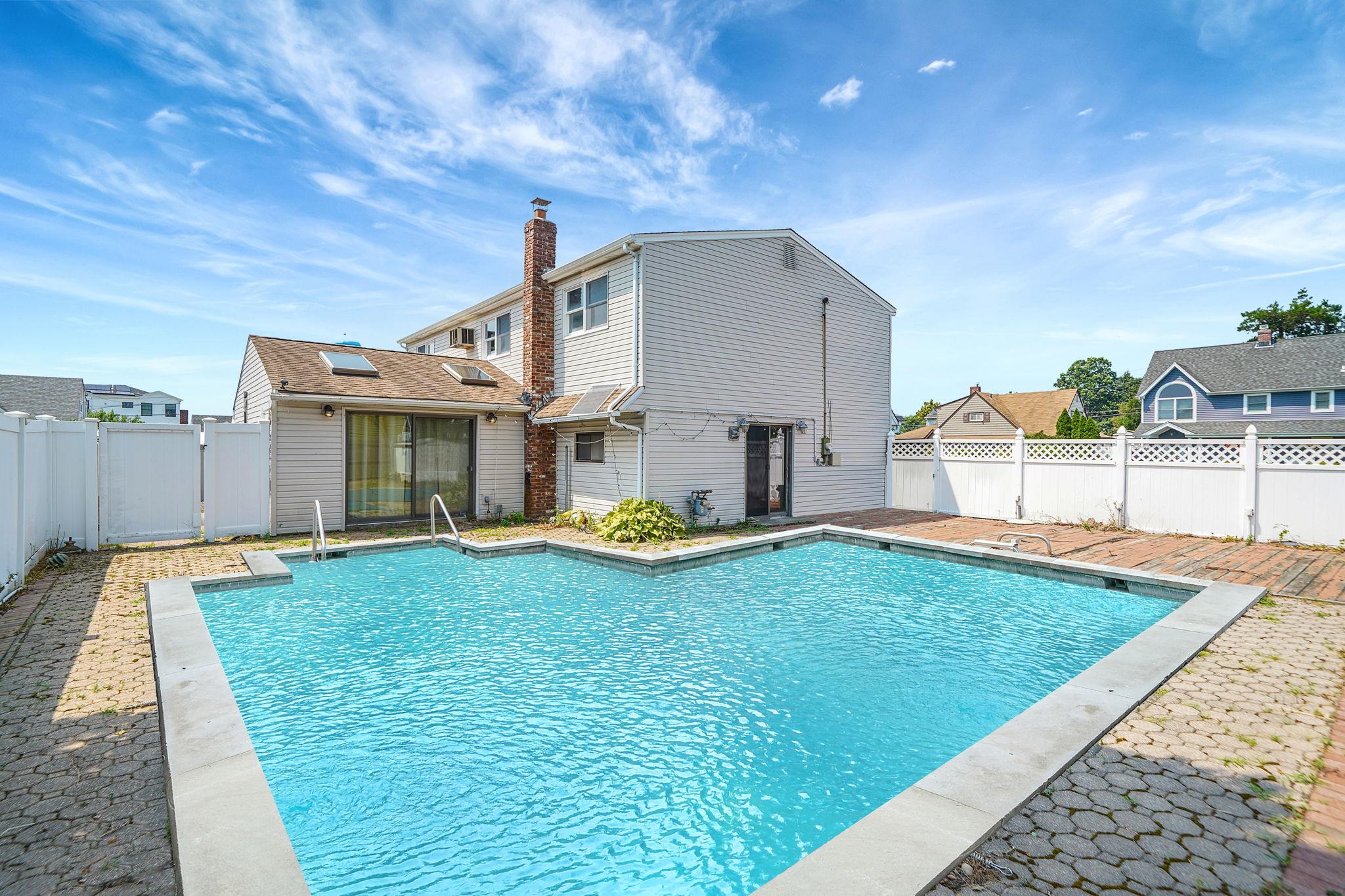 16 Winter Lane, Hicksville, NY 11801