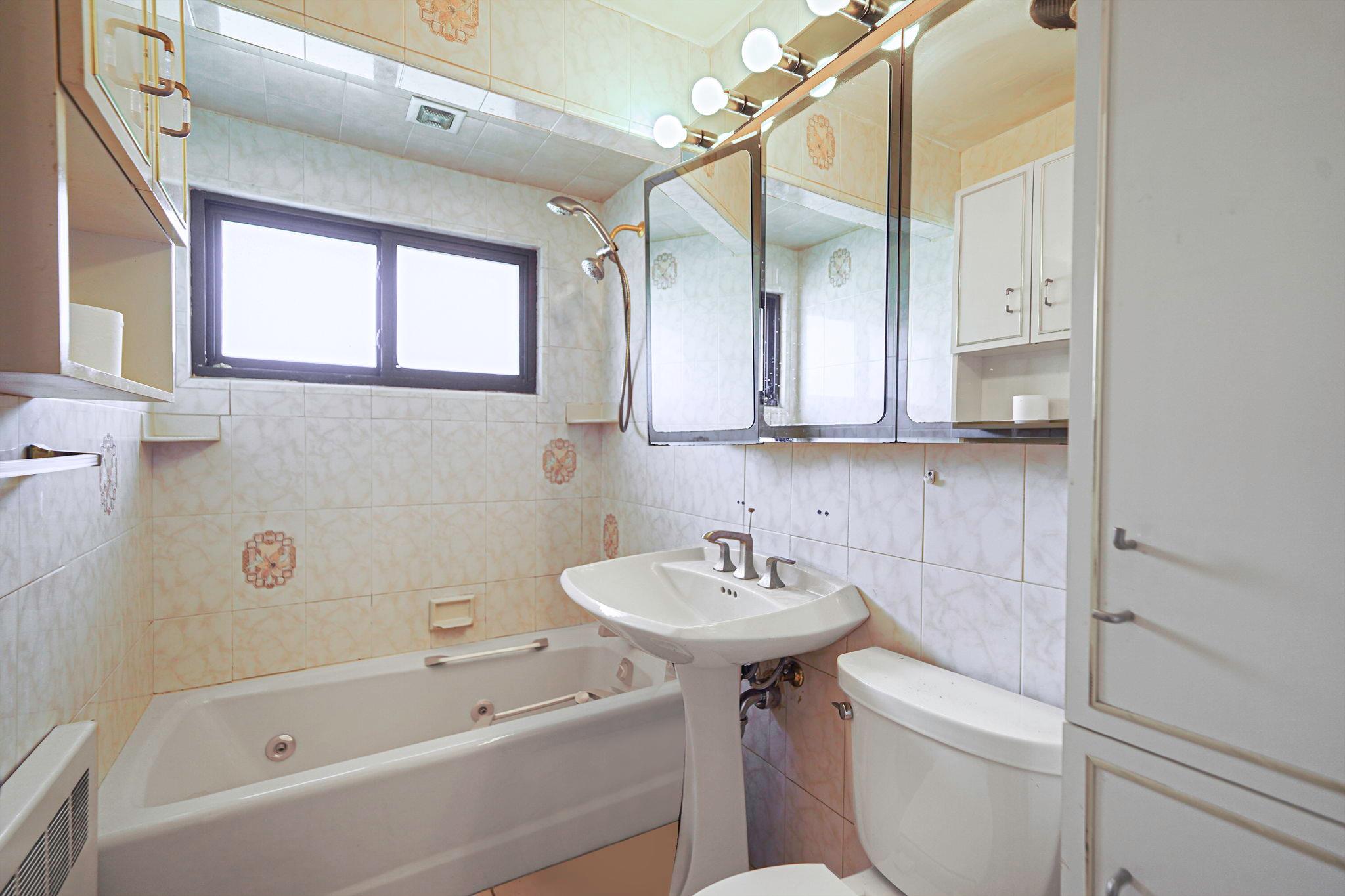 16 Winter Lane, Hicksville, NY 11801