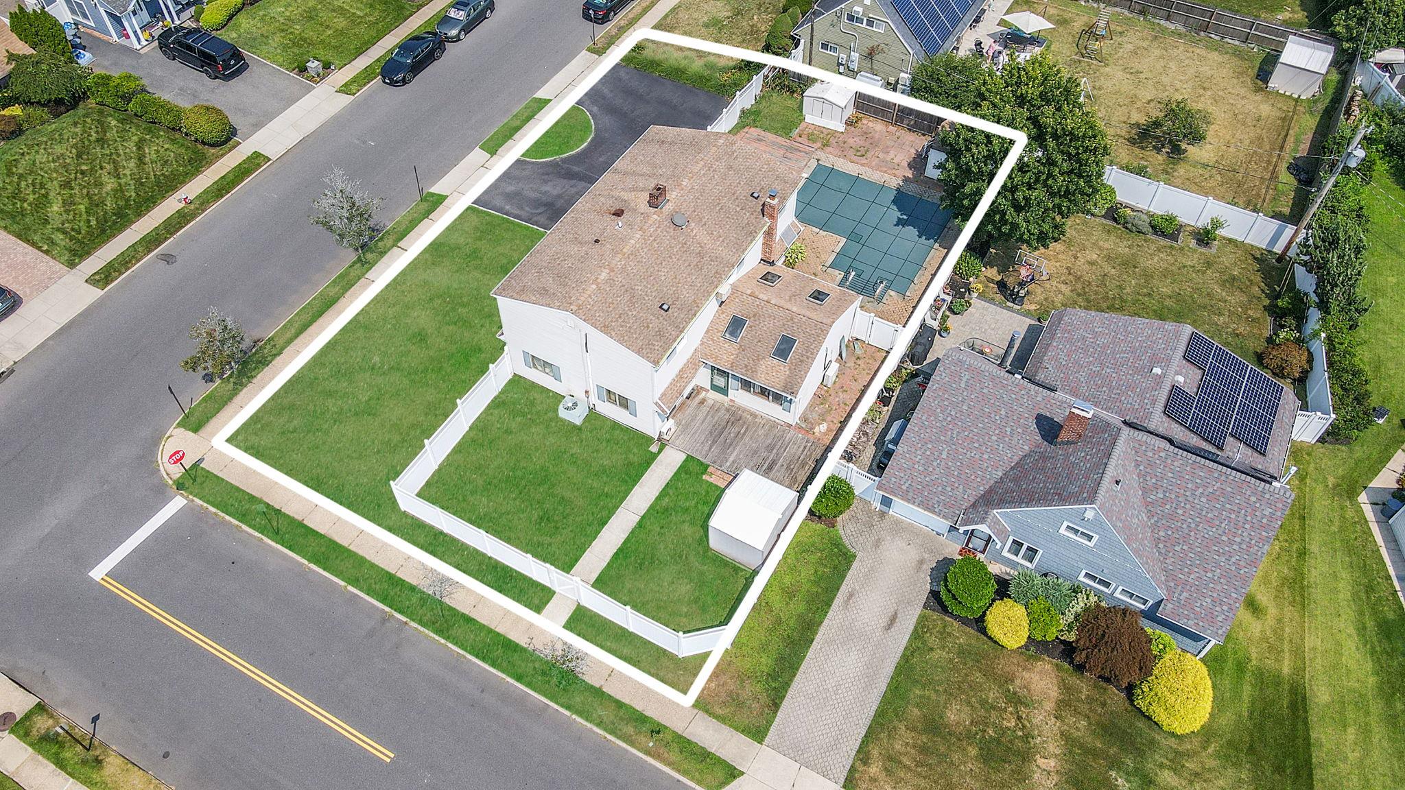 16 Winter Lane, Hicksville, NY 11801