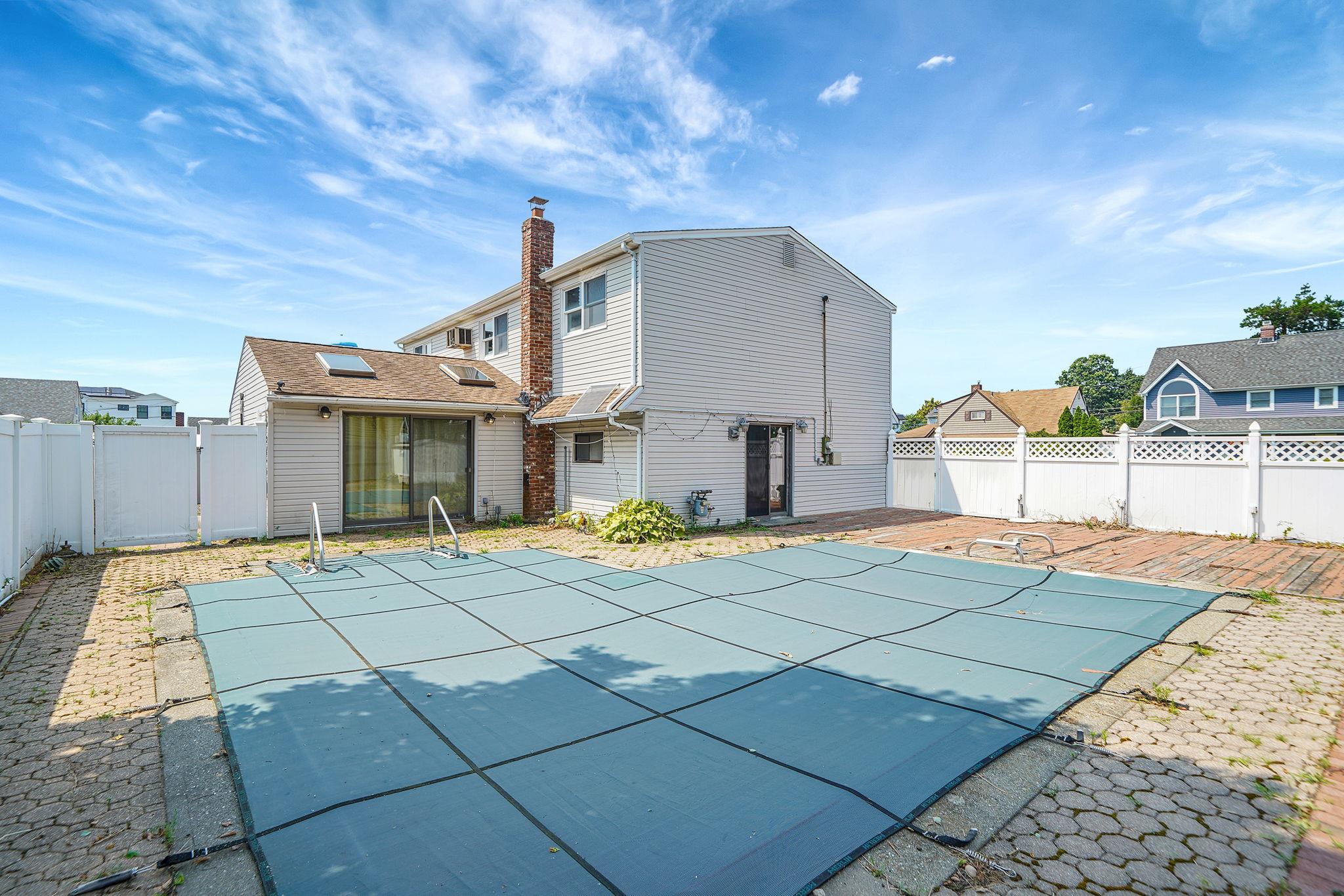 16 Winter Lane, Hicksville, NY 11801