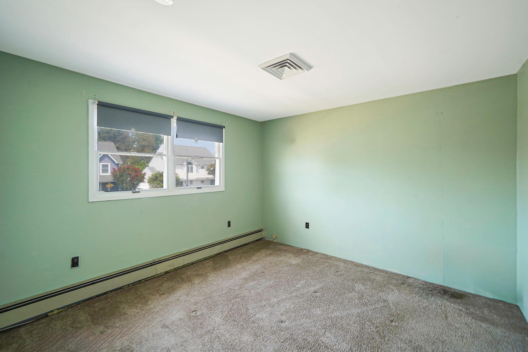 16 Winter Lane, Hicksville, NY 11801